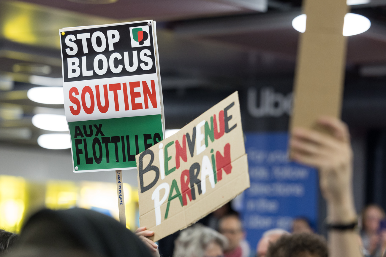 L'accoglienza all'aeroporto di Ginevra di partecipanti alla flottiglia per Gaza al loro ritorno da Israele.