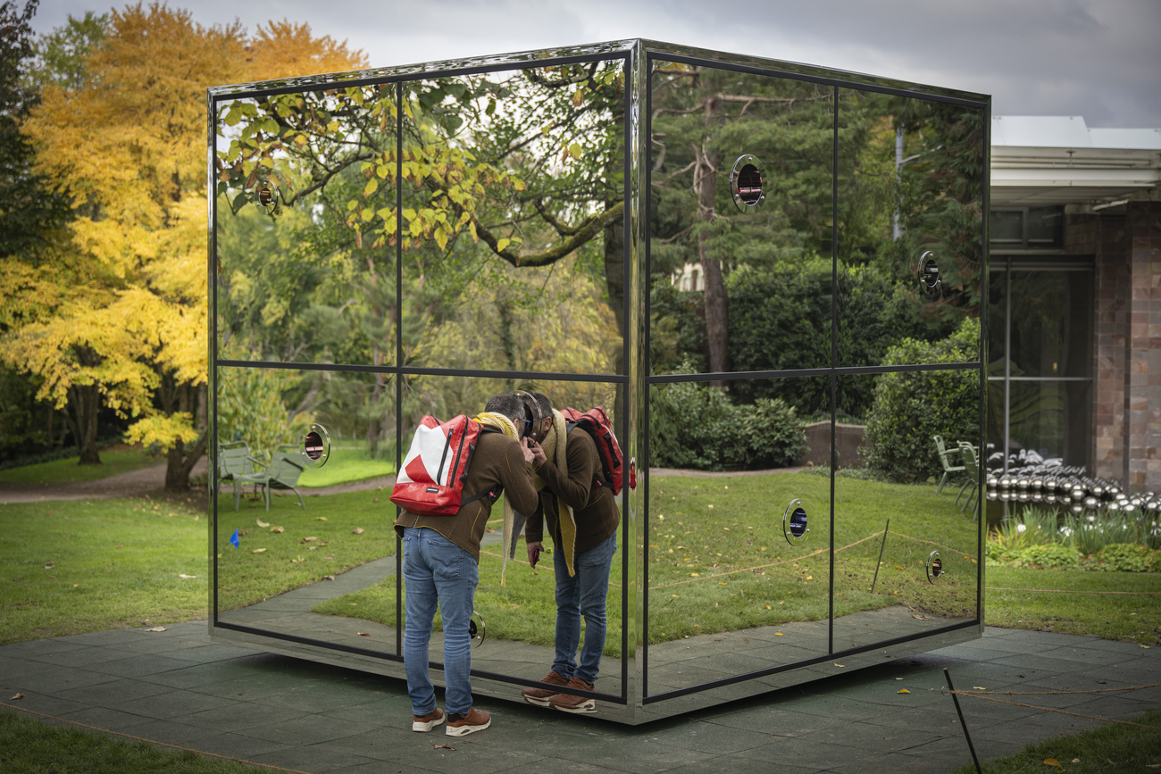 Gleich daneben: Kusamas «Infinity Mirrored Room» – aussen ein Spiegelwürfel aus poliertem Edelstahl …