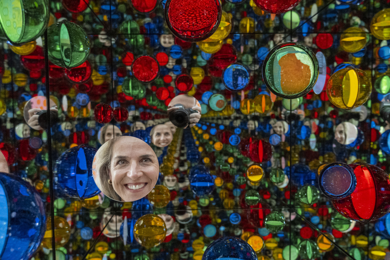 … und innen ein psychedelisches Spielkabinett mit farbigen Acryl-Blasen und Blick auf die Hereinschauenden.