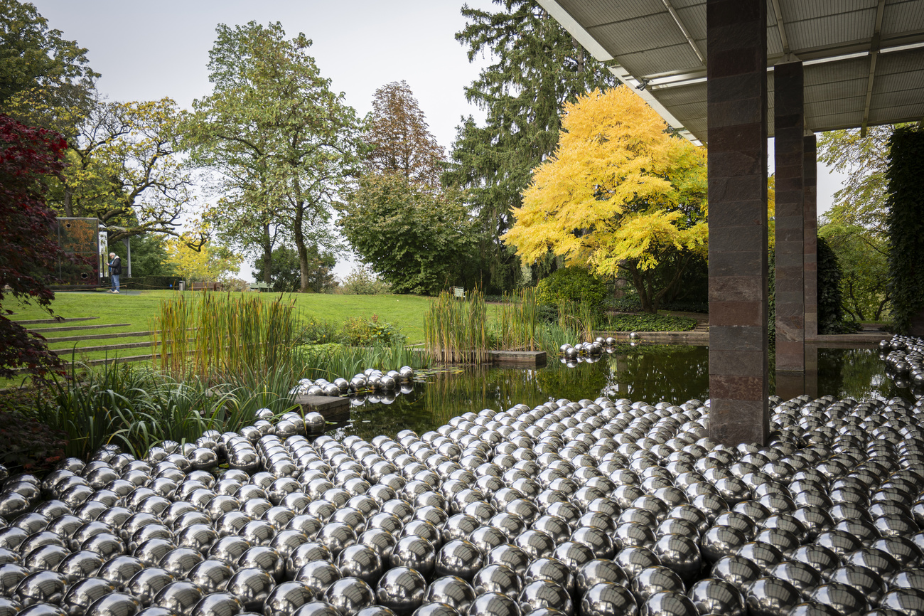 Silberkugeln im Seerosenteich: Die Installation «Narcissus Garden» der Künstlerin Yayoi Kusama begrüsst im Garten der Fondation Beyeler.