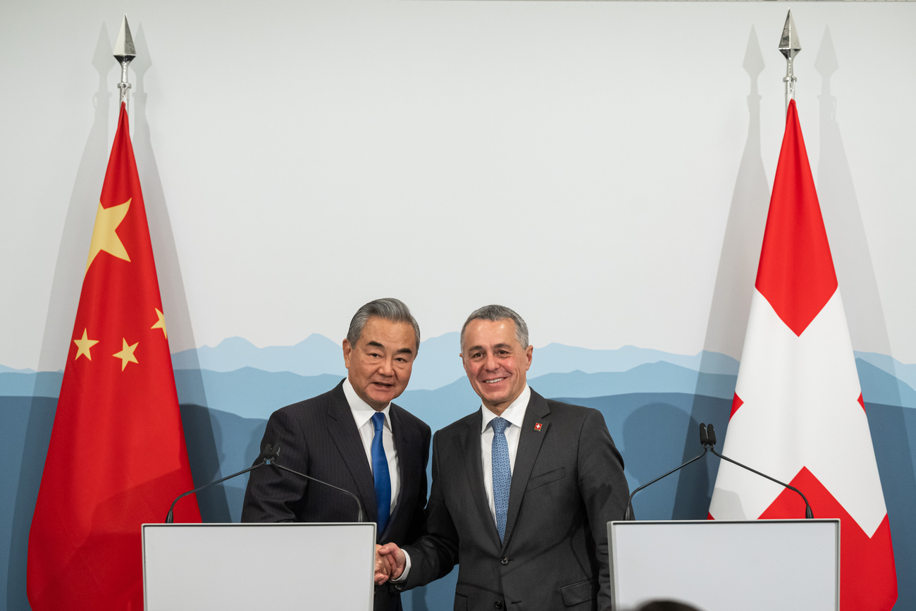 2025年10月10日，中国外交部长王毅与瑞士联邦委员兼外交部长卡西斯在瑞士贝林佐纳会面。