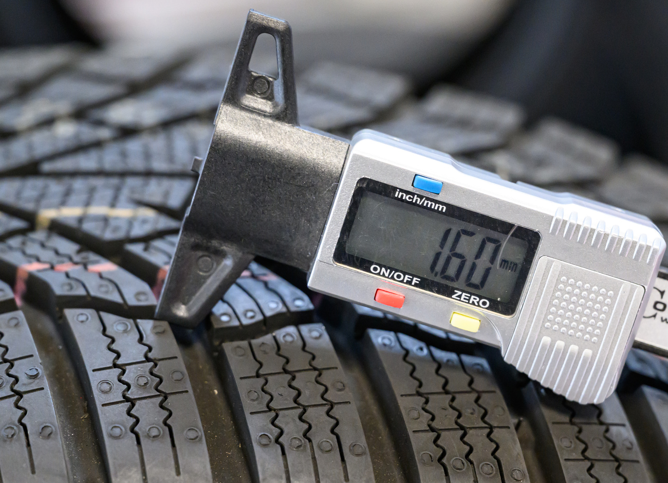 Misuratiore del profilo degli pneumatici