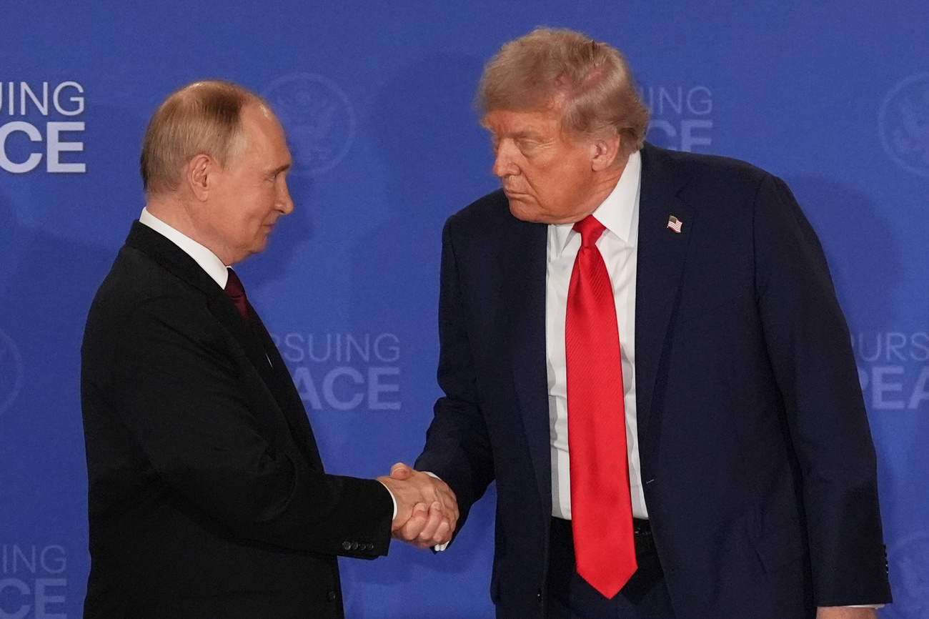 trump stringe la mano a putin