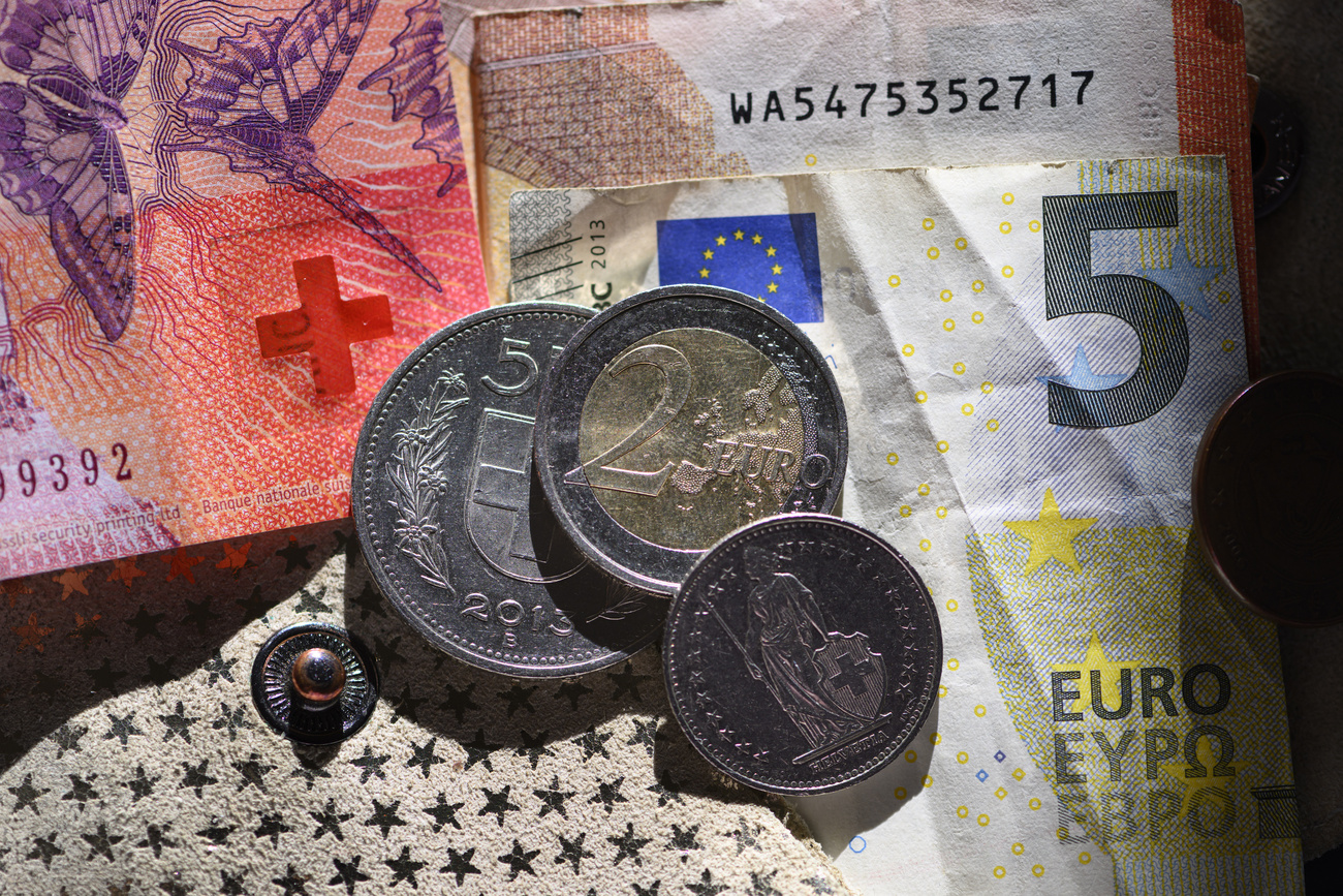 26 franchi svizzeri e 7 euro (carta e monete)