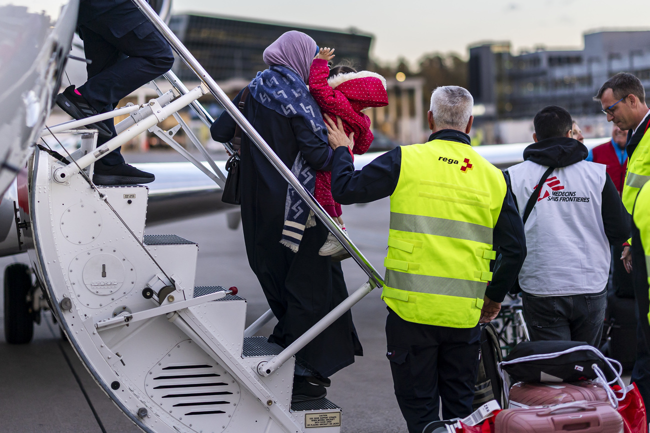 وصول أول مجموعة من الأطفال الجرحى من قطاع غزة إلى سويسرا للعلاج