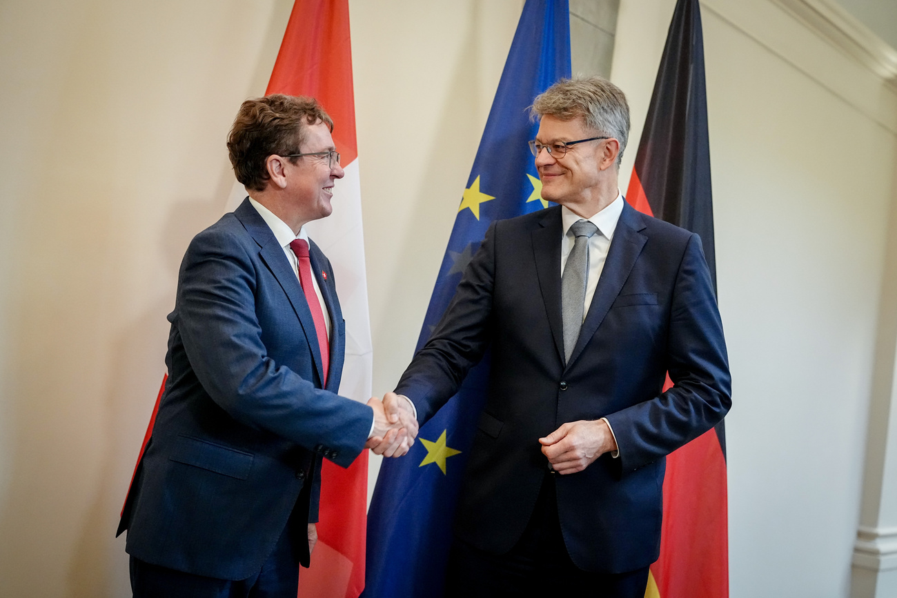 Albert rösti stringe la mano al ministro dei trasporti tedesco Patrick Schnieder