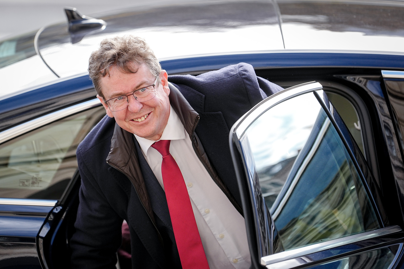 O ministro Albert Rösti, do partido de direita SVP (UDC em francês), é um dos sete membros do Executivo federal, e acumula as pastas do Meio-Ambiente, Transporte, Energia e Comunicações.