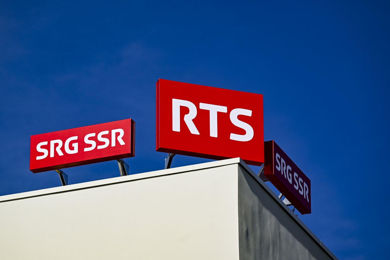 logo rts e srg ssr su un edificio