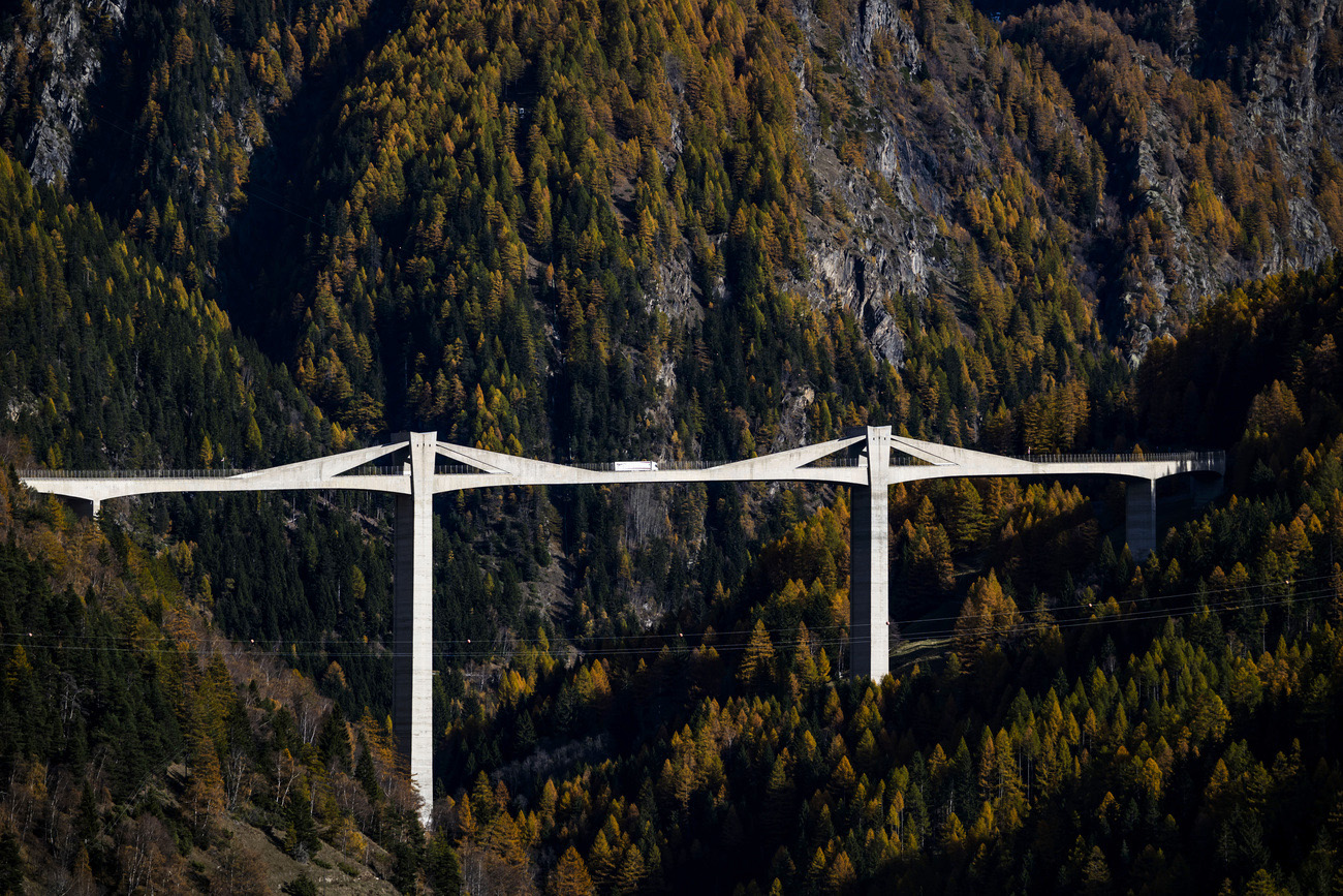 un camion transita sul ponte del Ganter