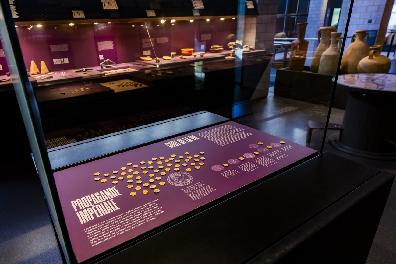 Le monete d'oro del museo erano protette da vetrine.