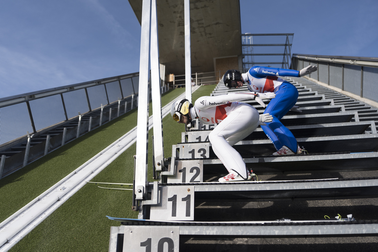 Due persone si allenana su un trampolino