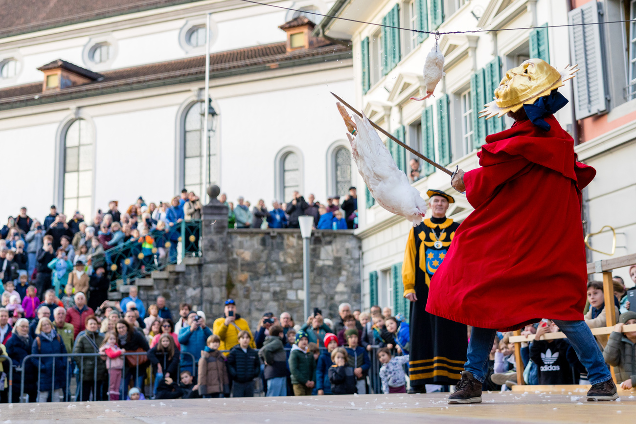 persona in abito rosso e maschera a forma di sole