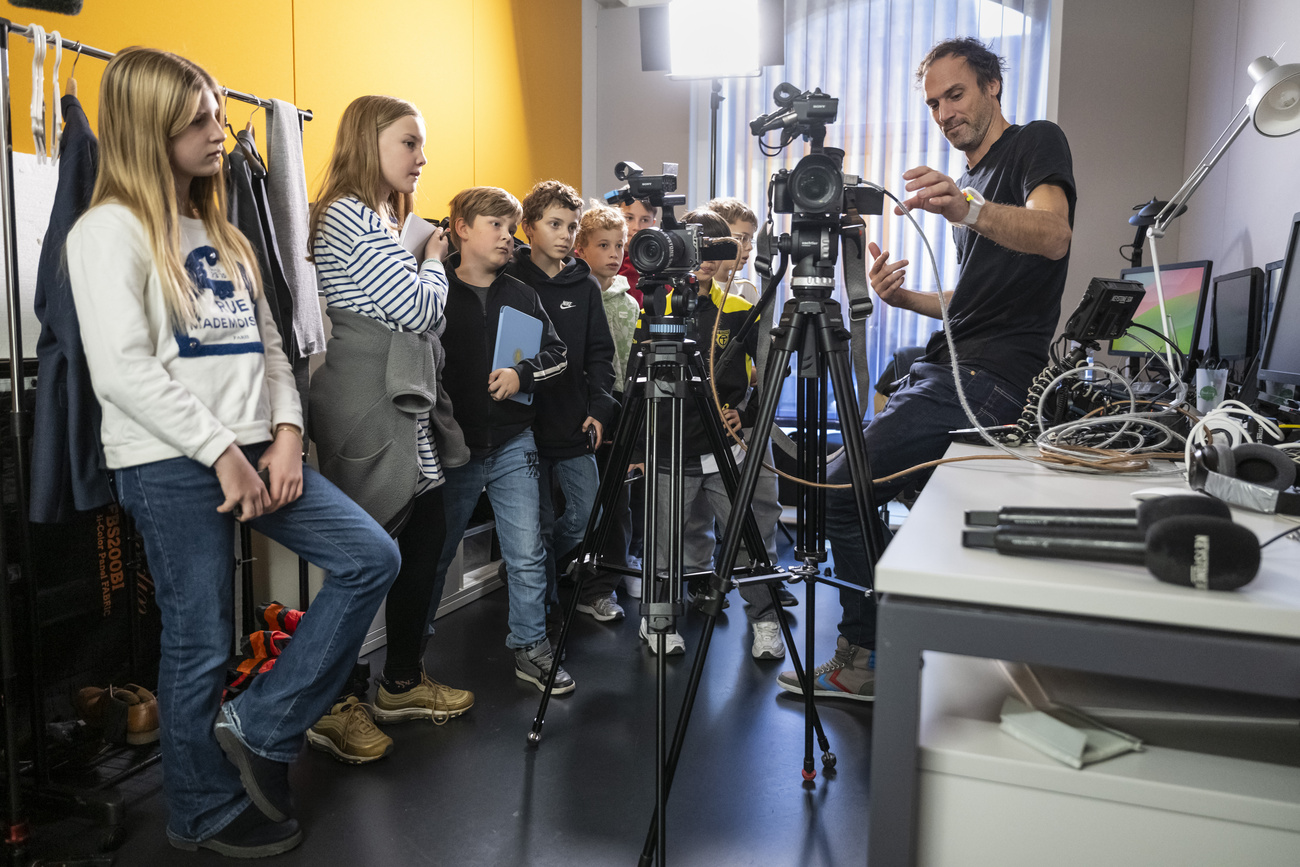 Persona parla a un gruppo di allievi