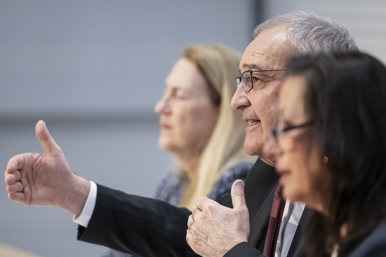 Persone in conferenza stampa