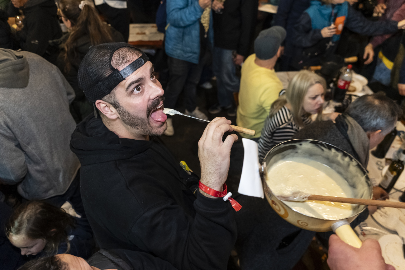 Persona mangia fondue