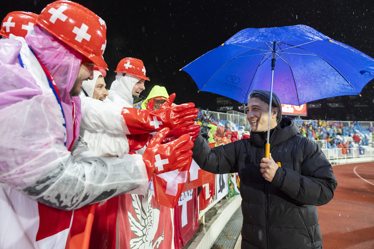 Il CT svizzero Murat Yakin ringrazia i tifosi prima della partita di qualificazione alla Coppa del Mondo tenutasi martedì a Pristina.