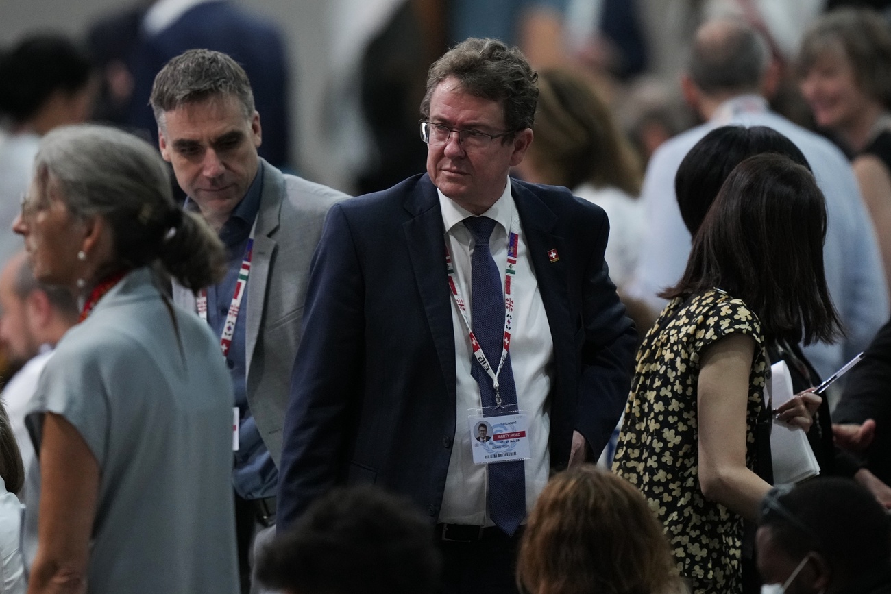 Männer und Frauen mit Badges um den Hals