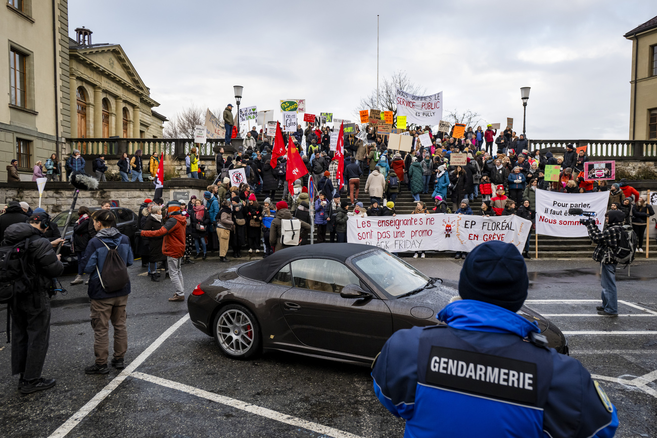 gente che manifesta per strada