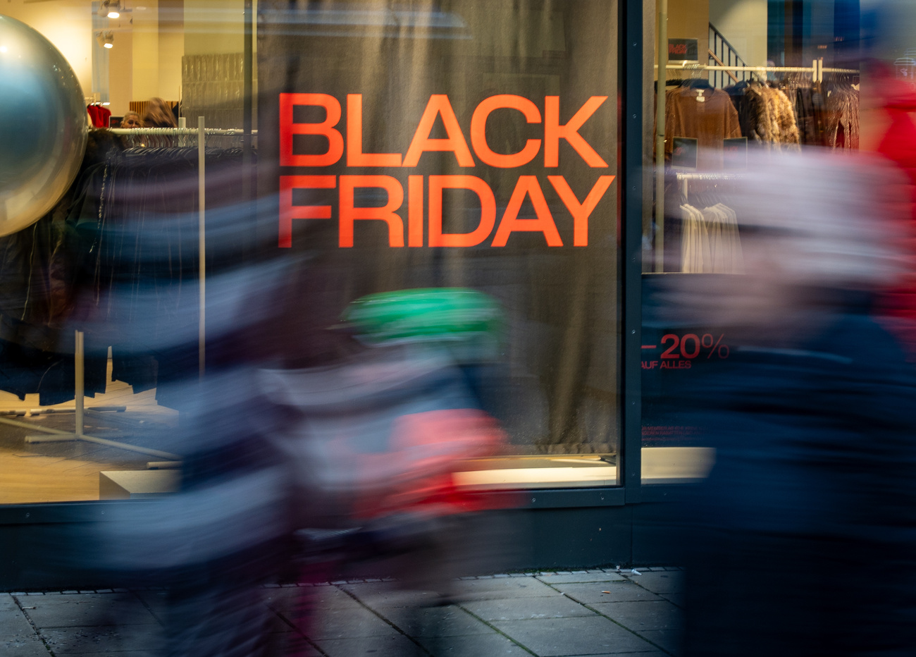 Una vetrina con la scritta Black Friday.