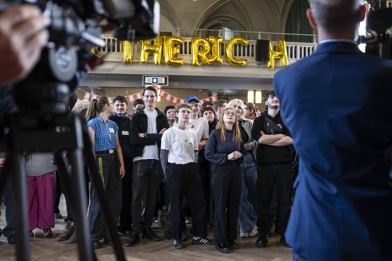 Aktivistinnen und Aktivisten mit Julien Berthod, Vize-Praesident, und Mirjam Hostetmann, Praesidentin JUSO Schweiz, von rechts, schauen auf den Bildschirm mit den Resultaten, am Abstimmungsfest der JUSO zur Initiative "Fuer eine soziale Klimapolitik - steuerlich gerecht finanziert (Initiative für eine Zukunft)", welche eine nationale Erbschaftssteuer fuer Erbschaften ab 50 Millionen Franken fordert und ueber die Volk und Staende an diesem Abstimmungssonntag befanden, am Sonntag, 30. November 2025 in Bern. (KEYSTONE/Alessandro della Valle)