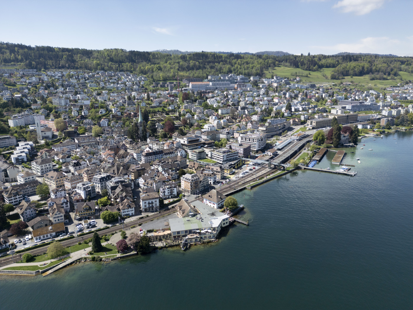 località a bordo lago in svizzera