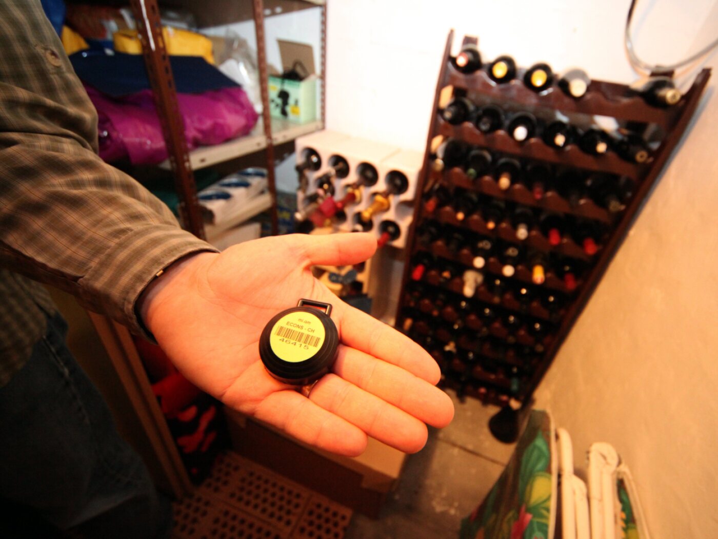 rilevatore di radon sul palmo della mano di un uomo