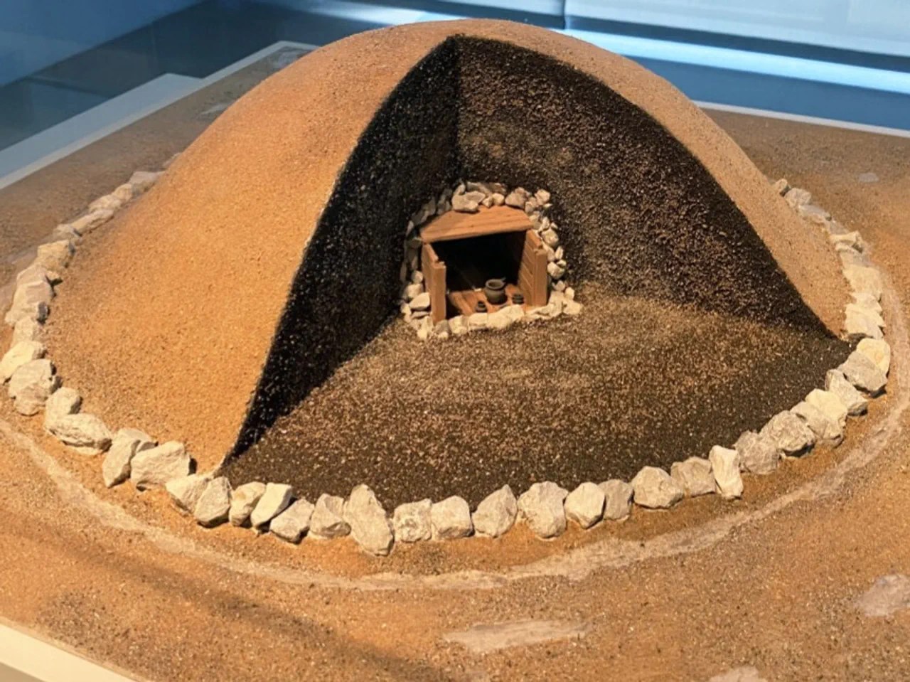 A model of a grave from the Germanic National Museum. This is what the urn graves in Unterlunkhofen probably looked like inside.