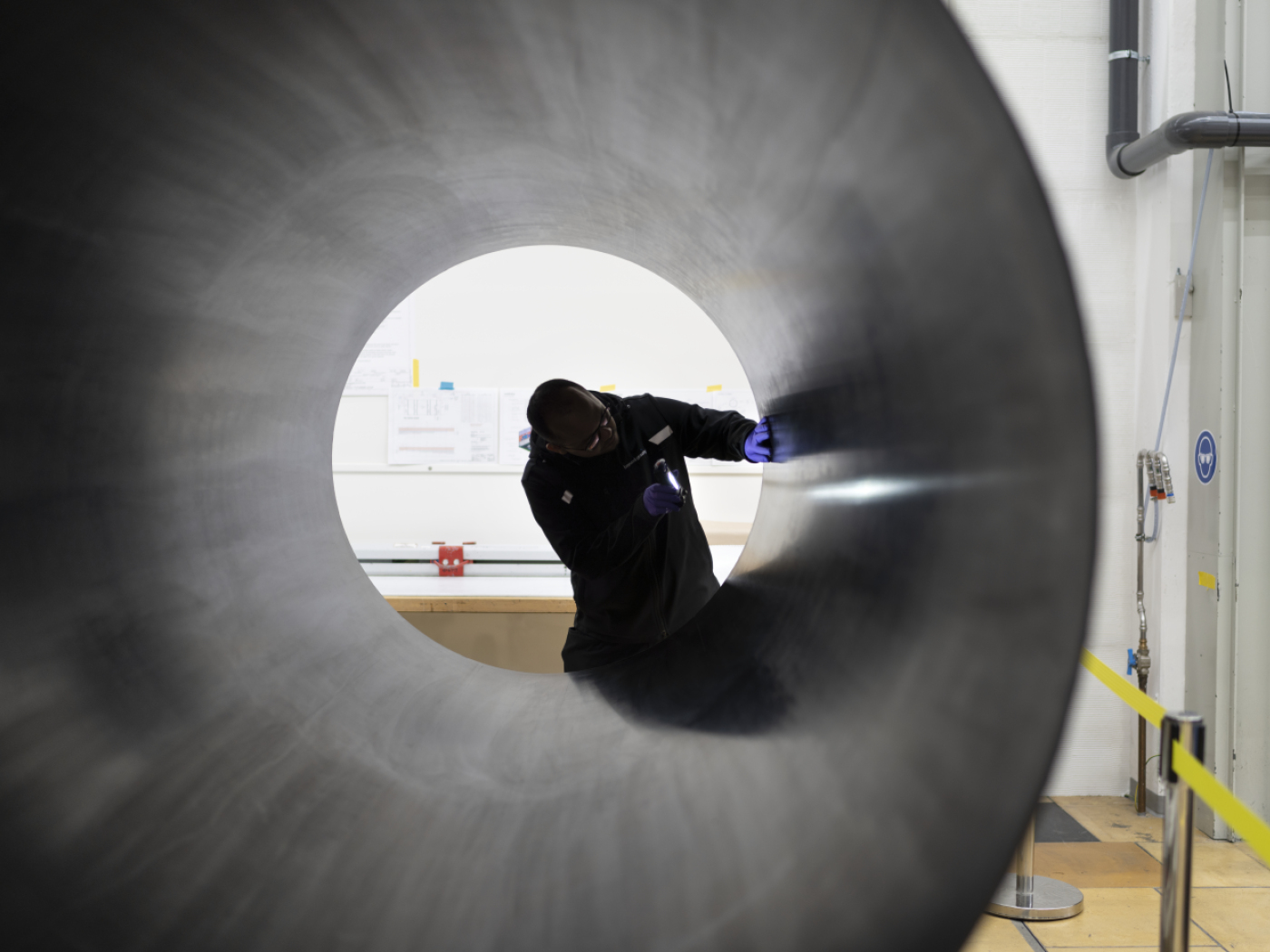 operaio ruag al lavoro all'interno di un tubo