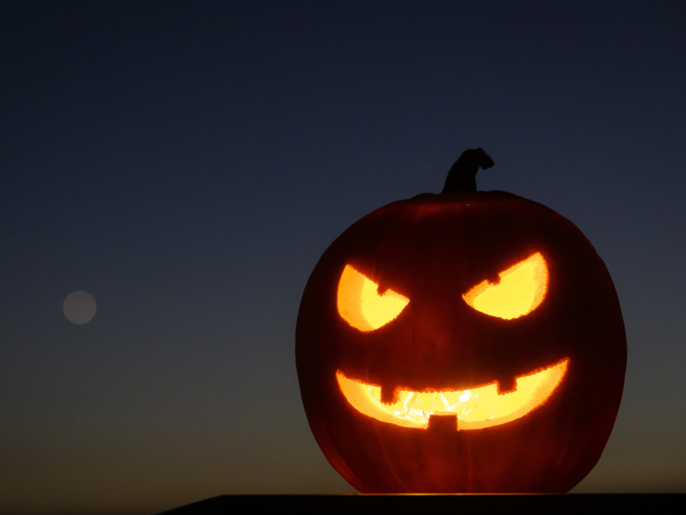 Many police deployments due to noise, egg throwing and robbery on Halloween