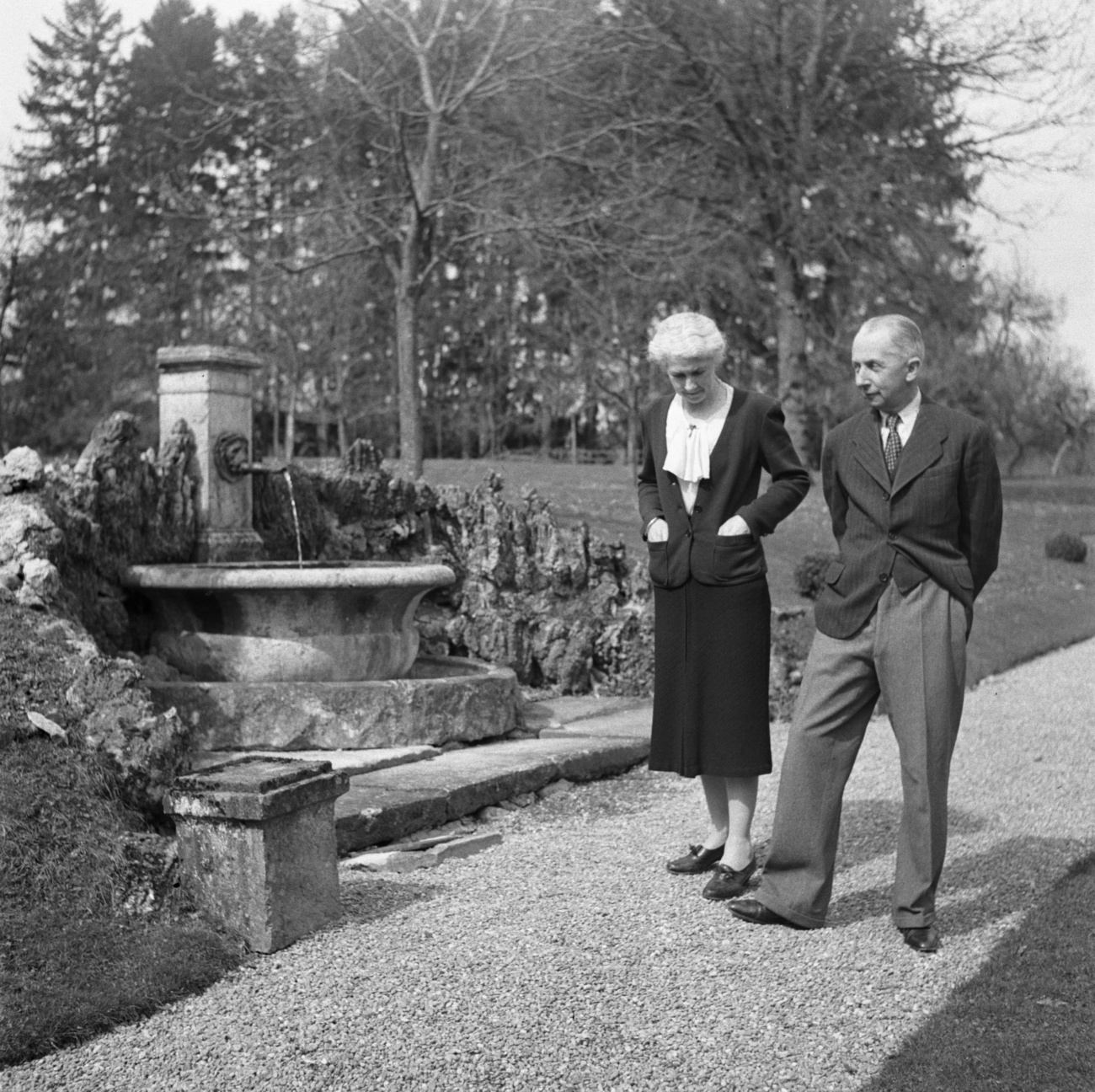 Gonzague de Reynold et sa femme dans le parc de leur château à Cressier.