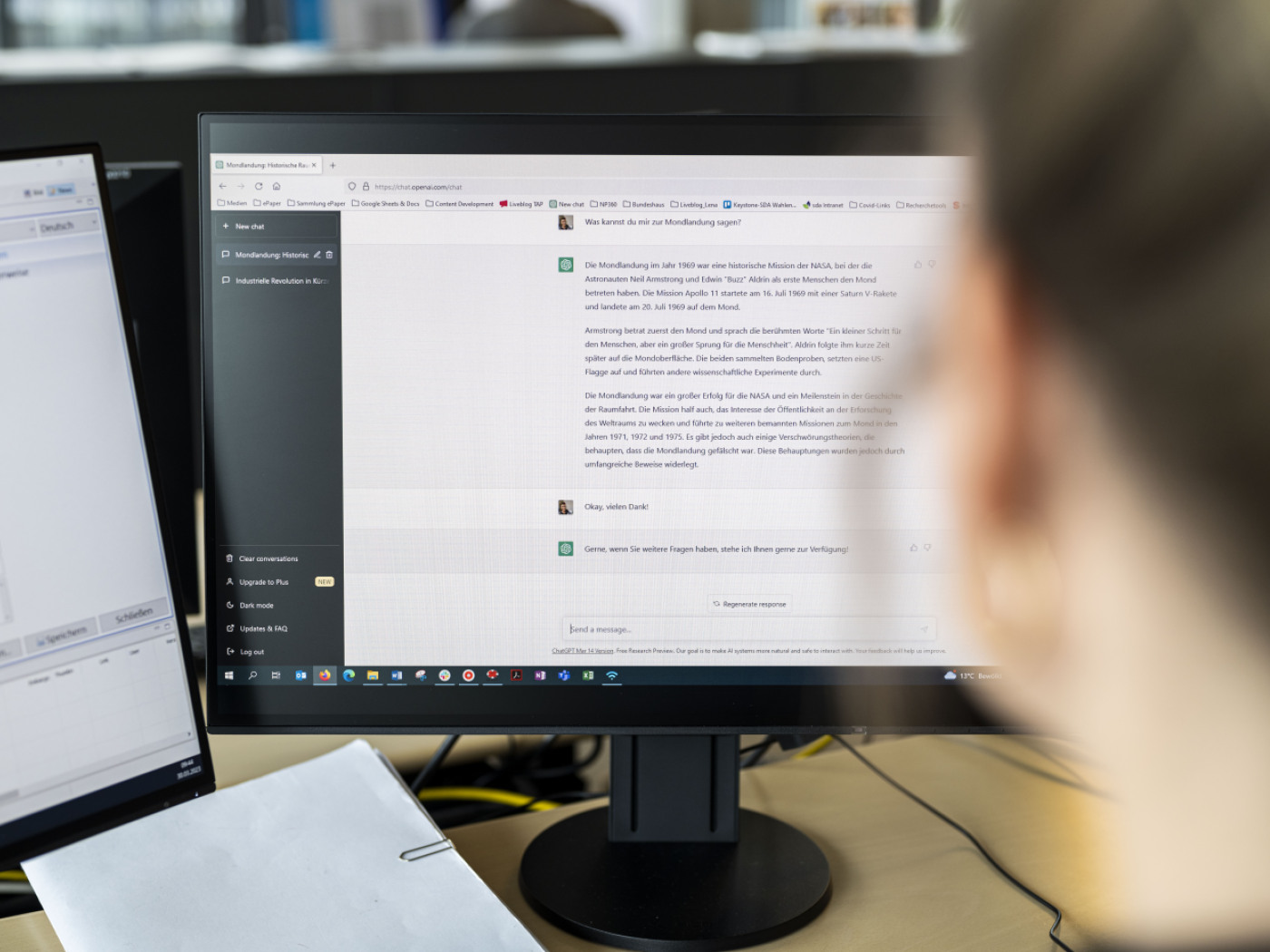 donna davanti a schermata di dialogo con chatgpt