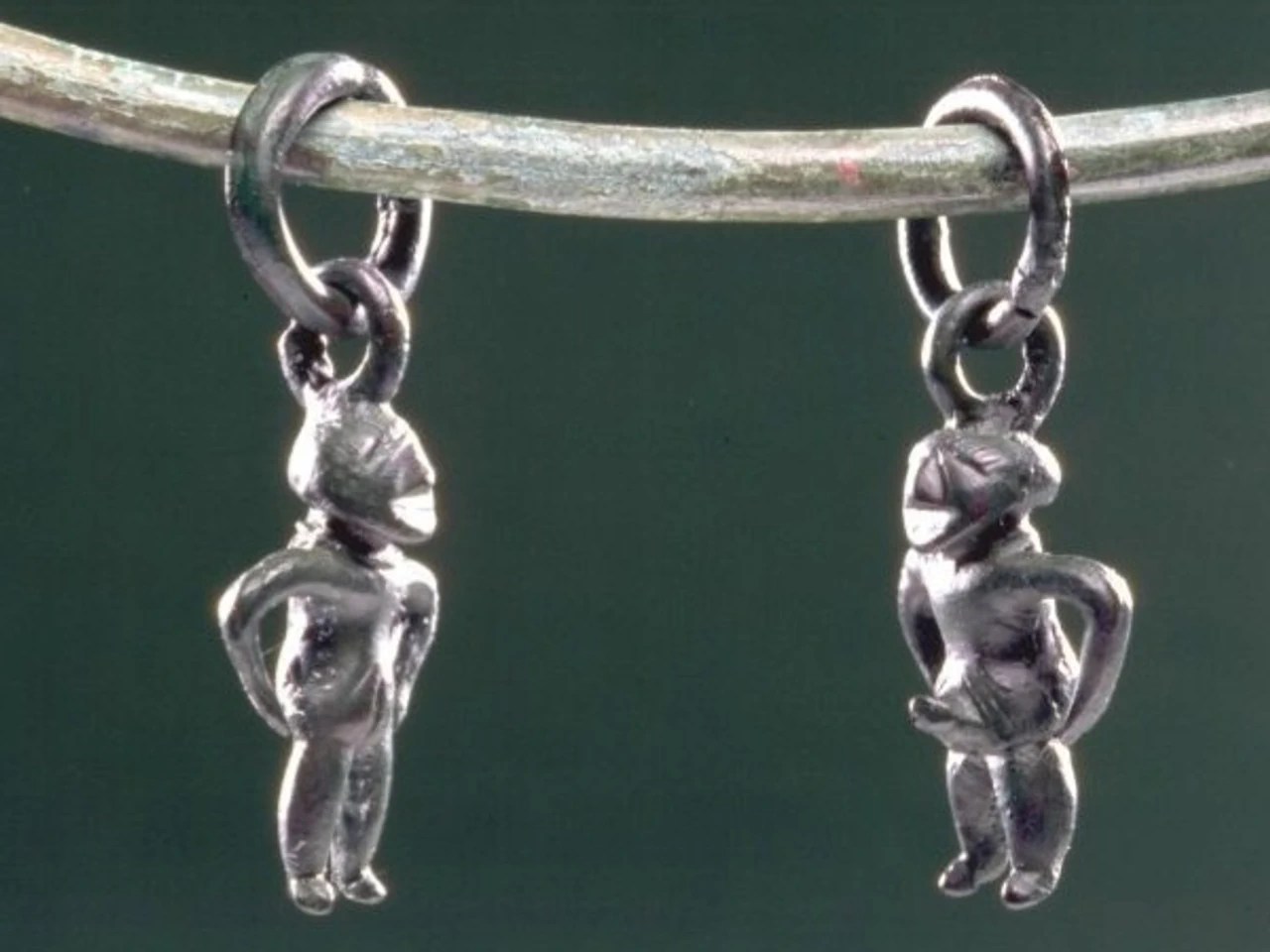 These two silver pendants were found in the Celtic grave in Unterlunkhofen.