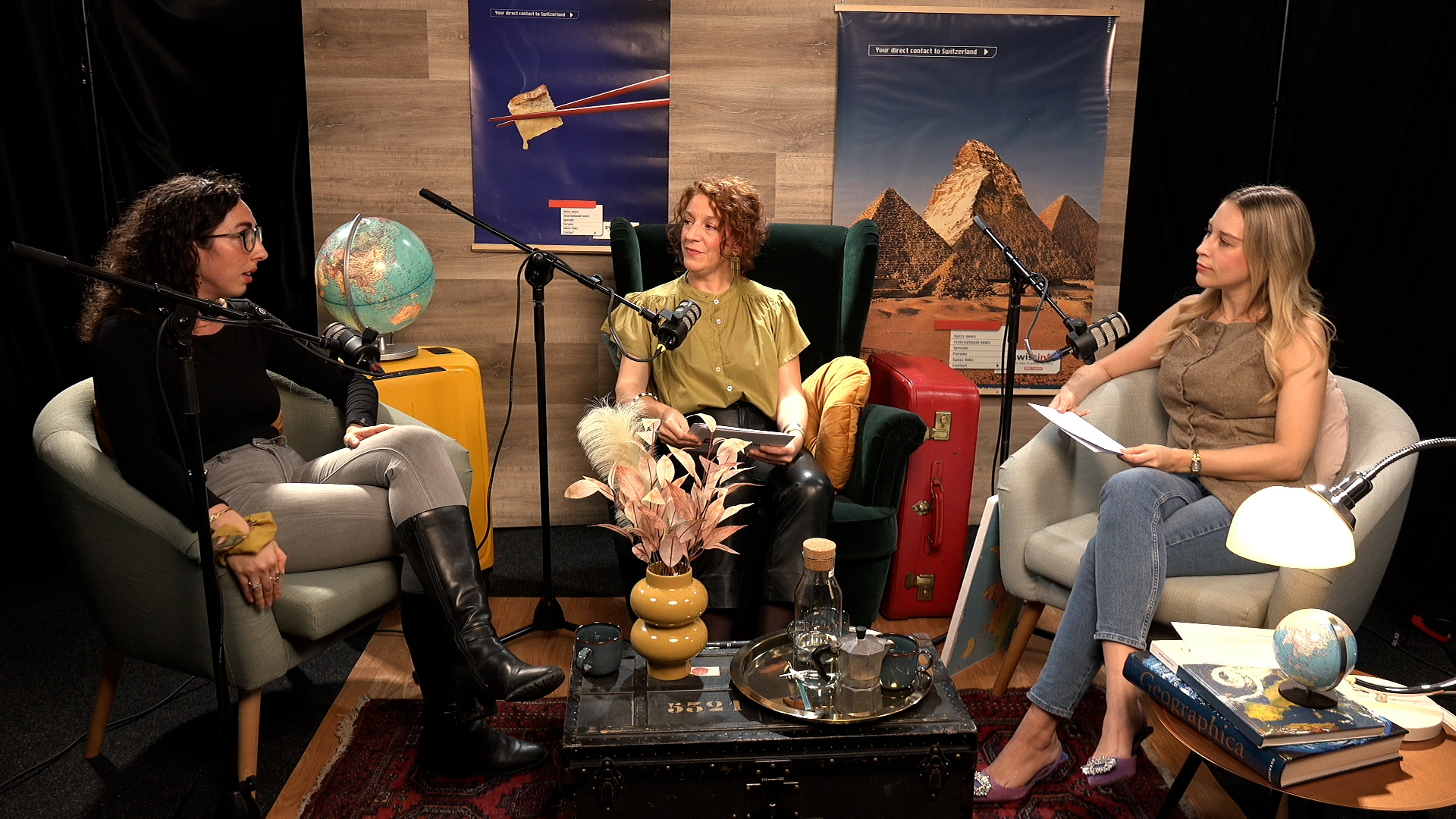 3 femmes assises dans des fauteuils