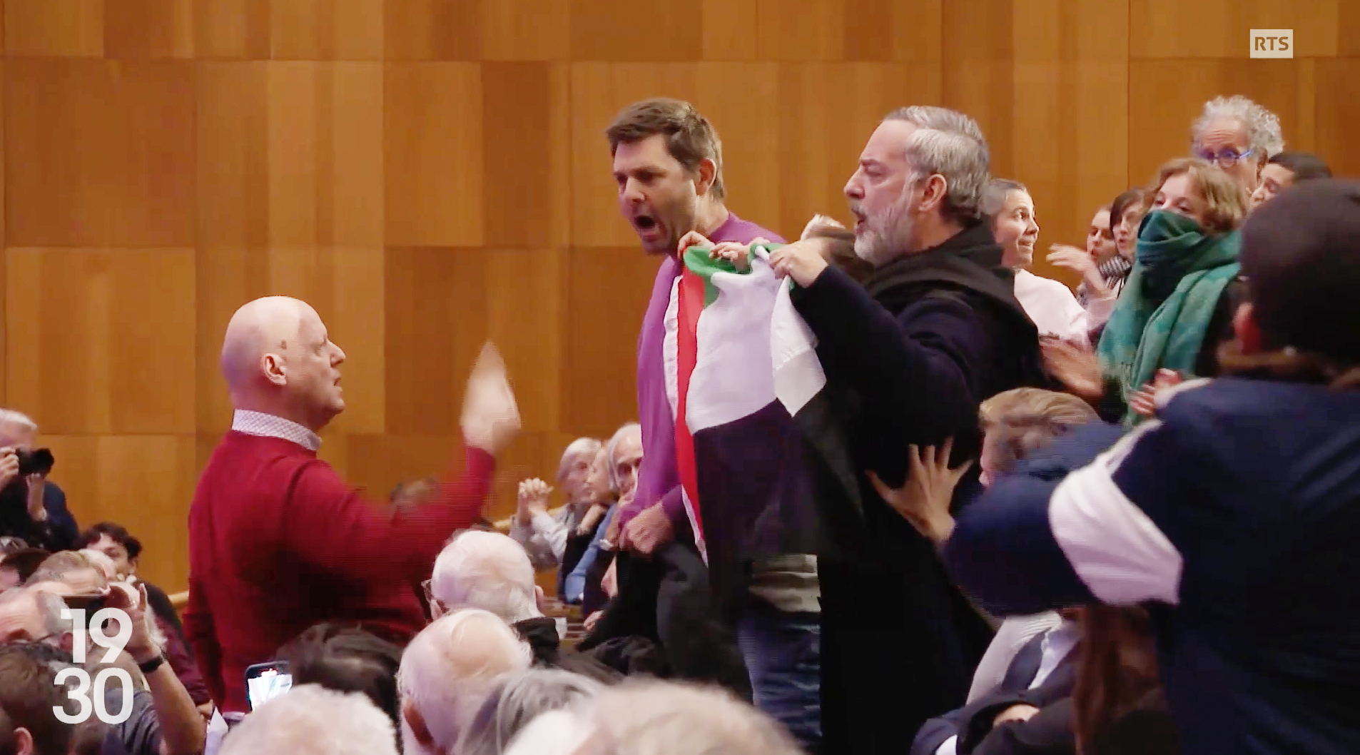 : Tumulti nell'aula magna: il consigliere federale Martin Pfister ha dovuto attendere.