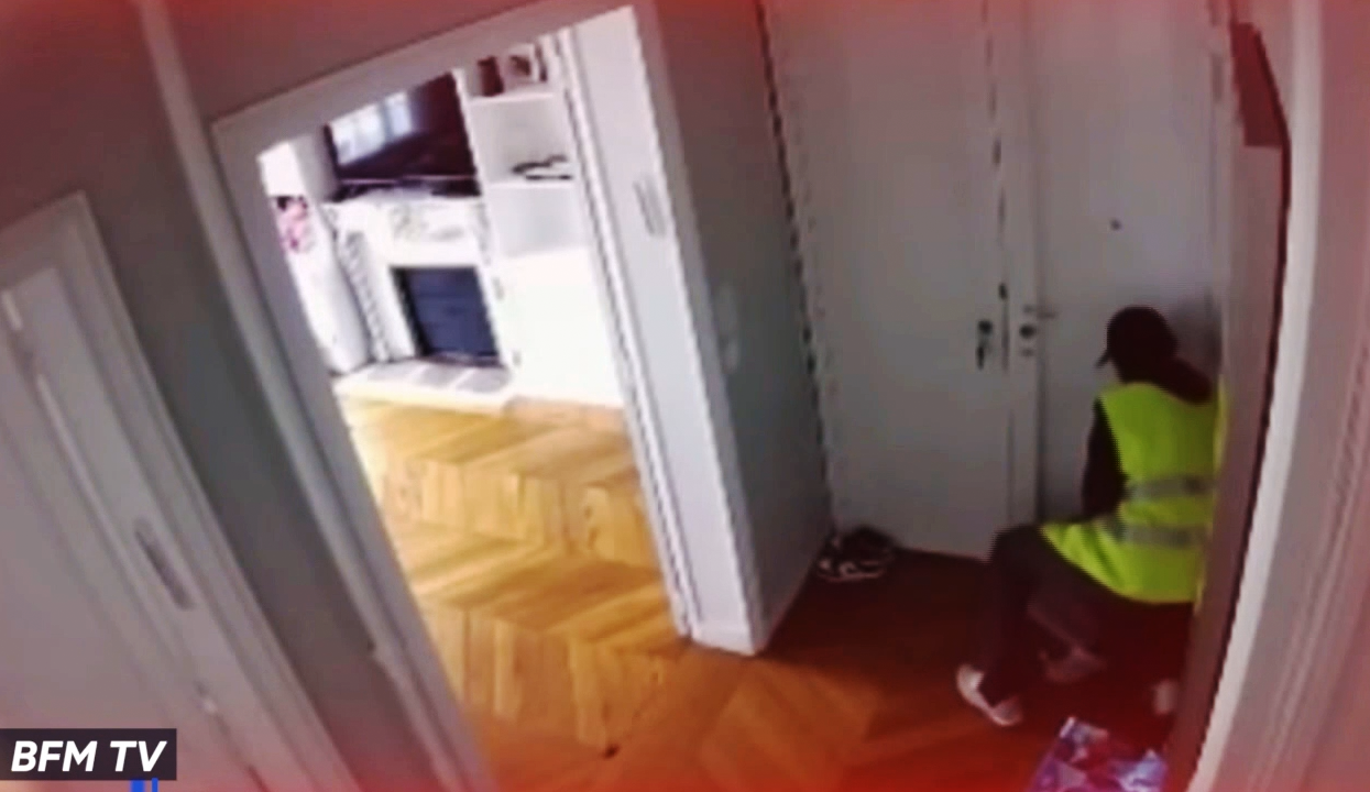 Ladri aggrediscono un residente: immagine tratta da una telecamera di sorveglianza dal reportage della RTS