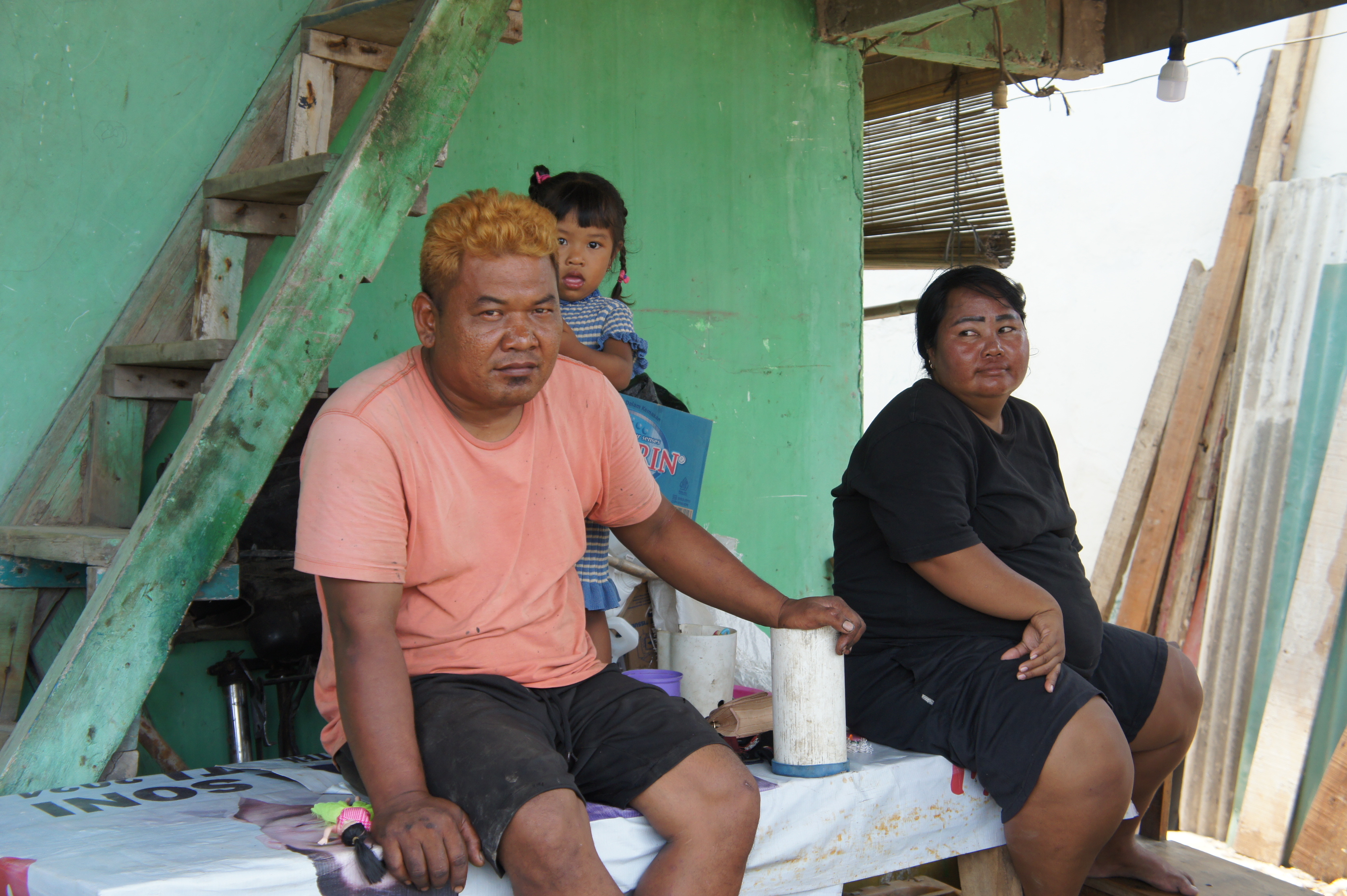 Dede, Saphira et Chandra devant leur maison.