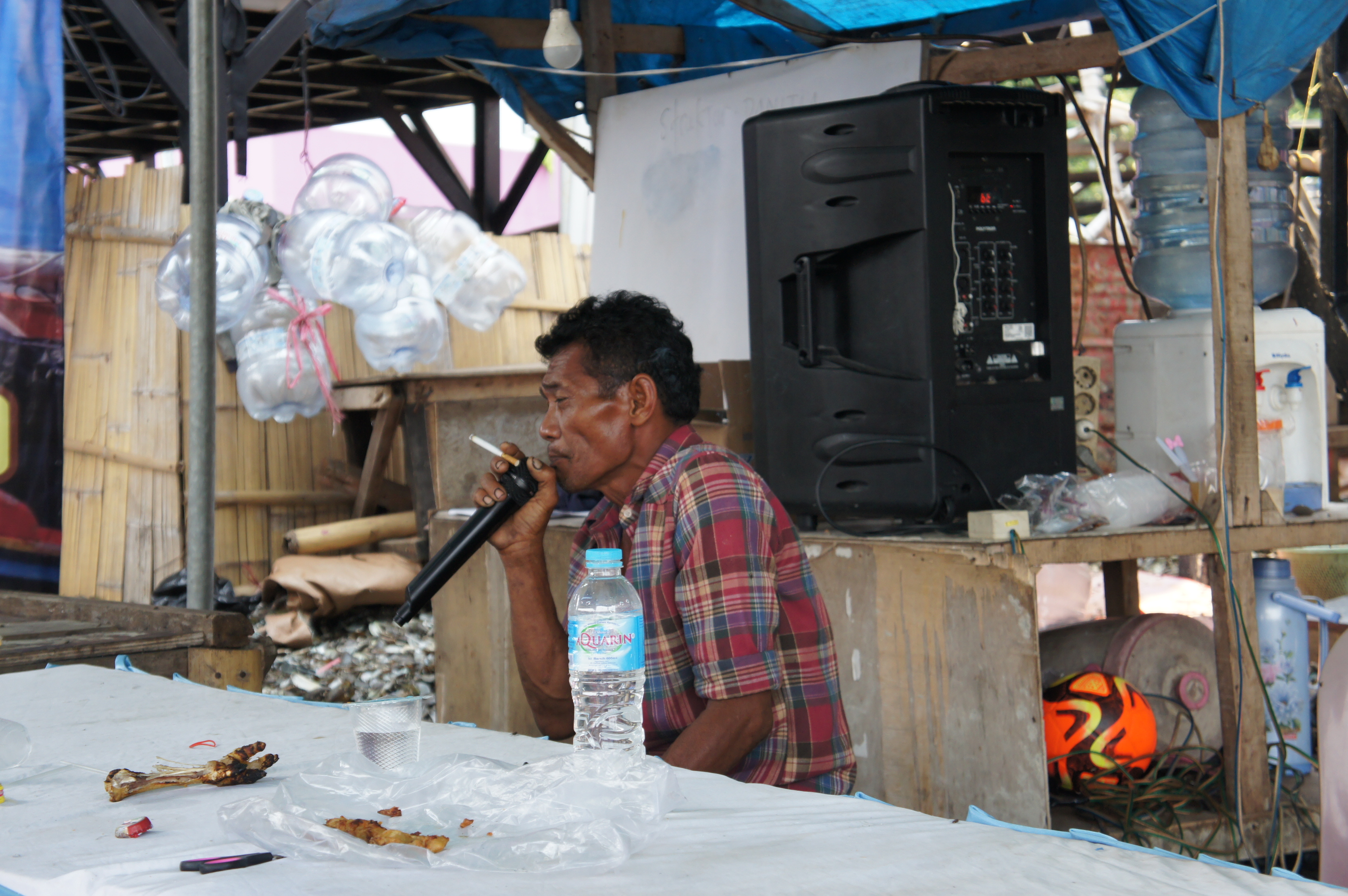Un pêcheur chante sur une piste de karaoké.