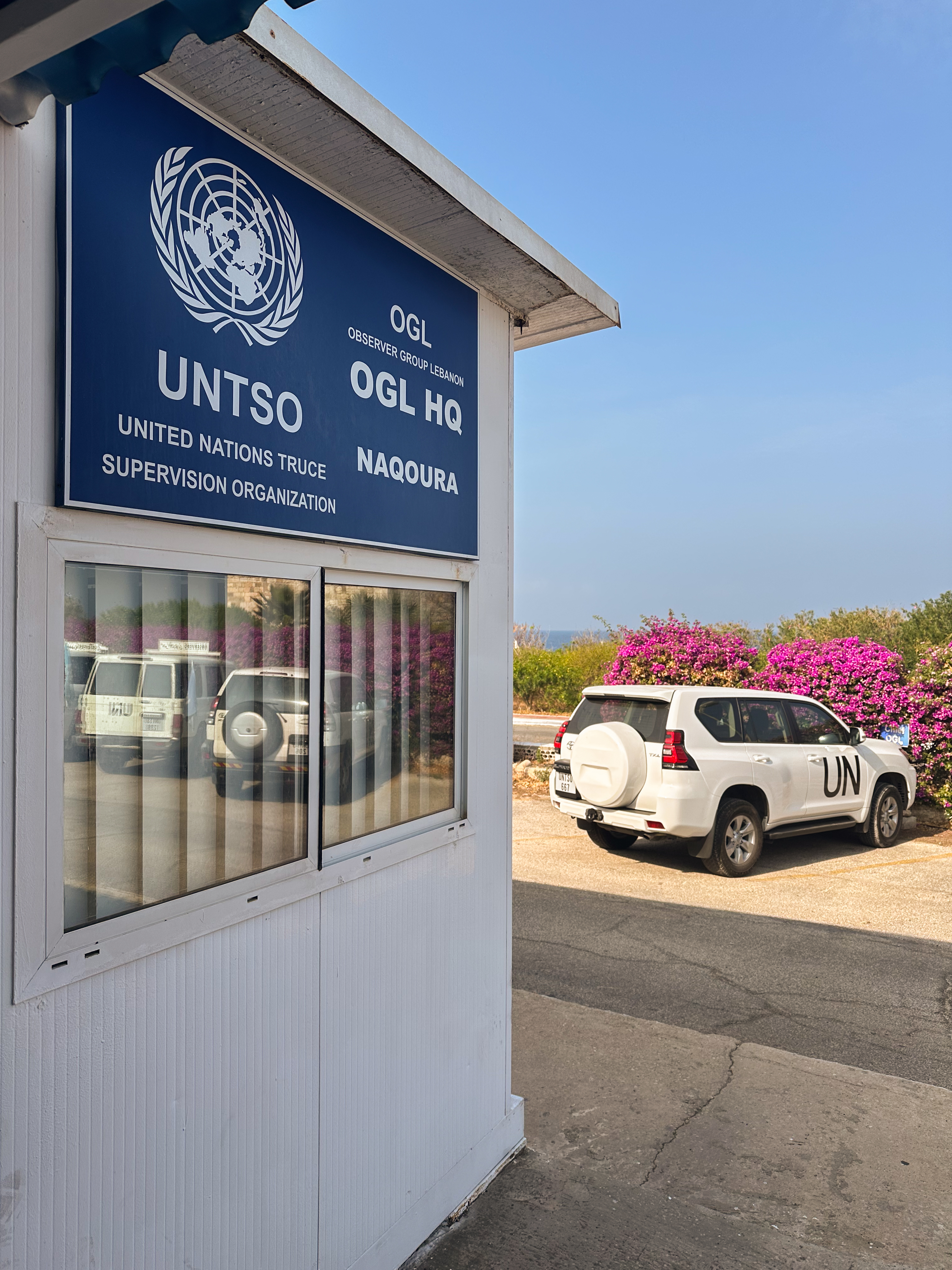 Weisses Haus mit UNTSO-Schild, im Hintergrund ein UN-Fahrzeug