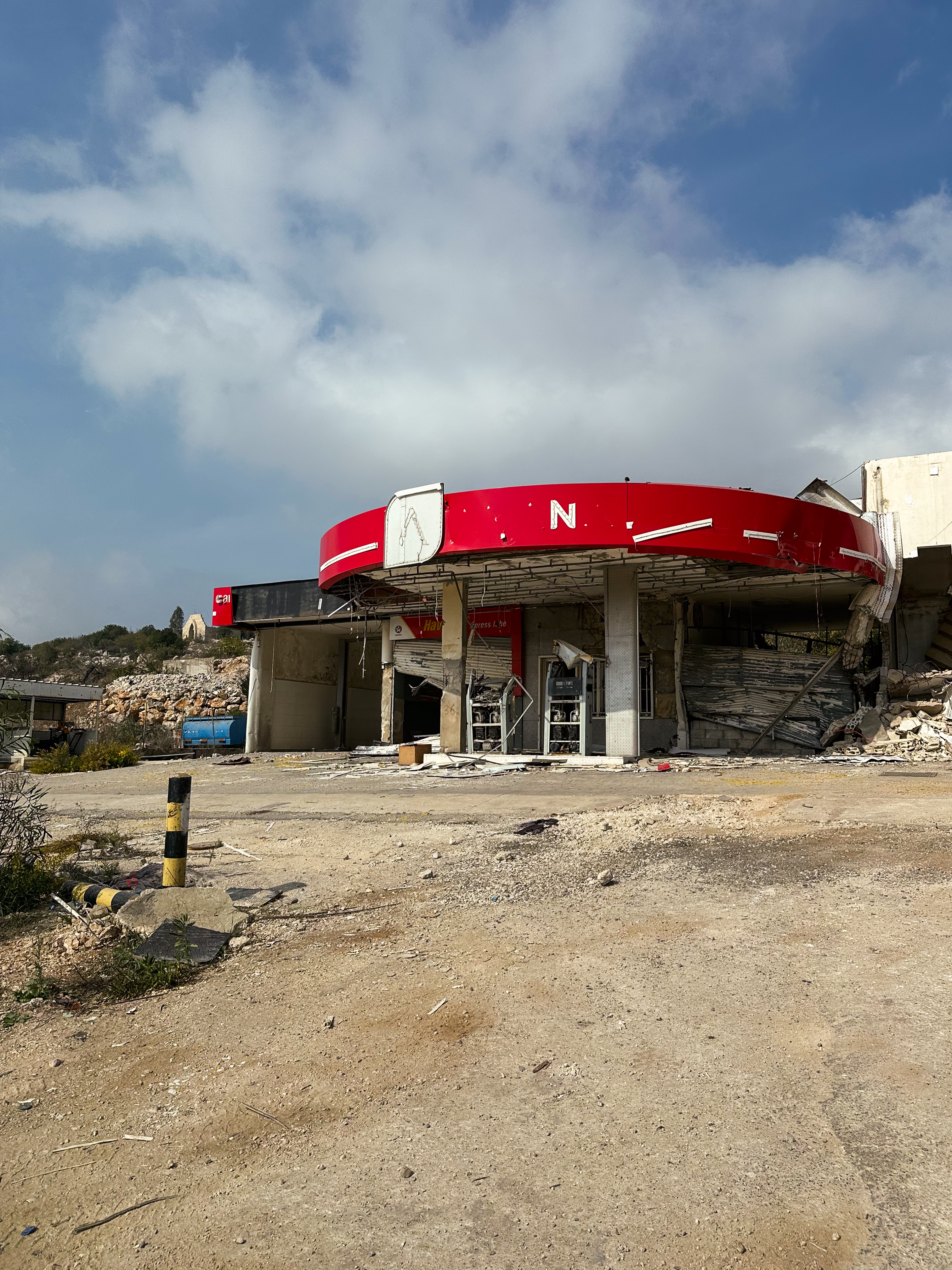 Verlassene und beschädigte Tankstelle mit beschädigtem rotem Vordach
