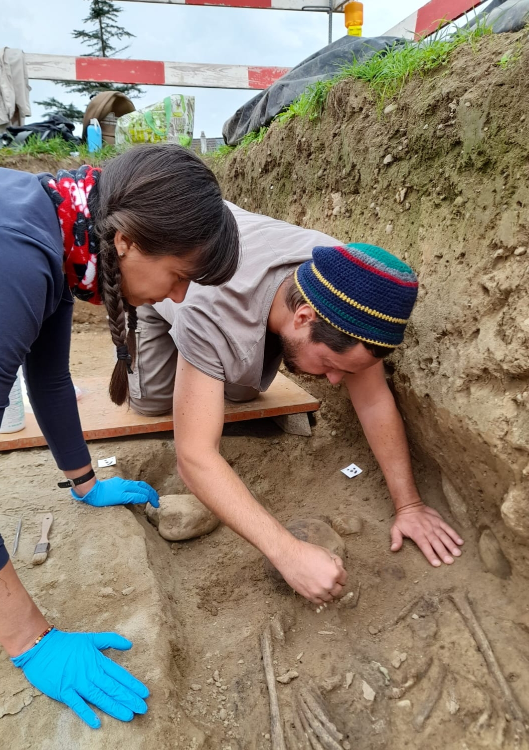 Late Iron Age grave: Zita Laffranchi and Marco Milella at work.