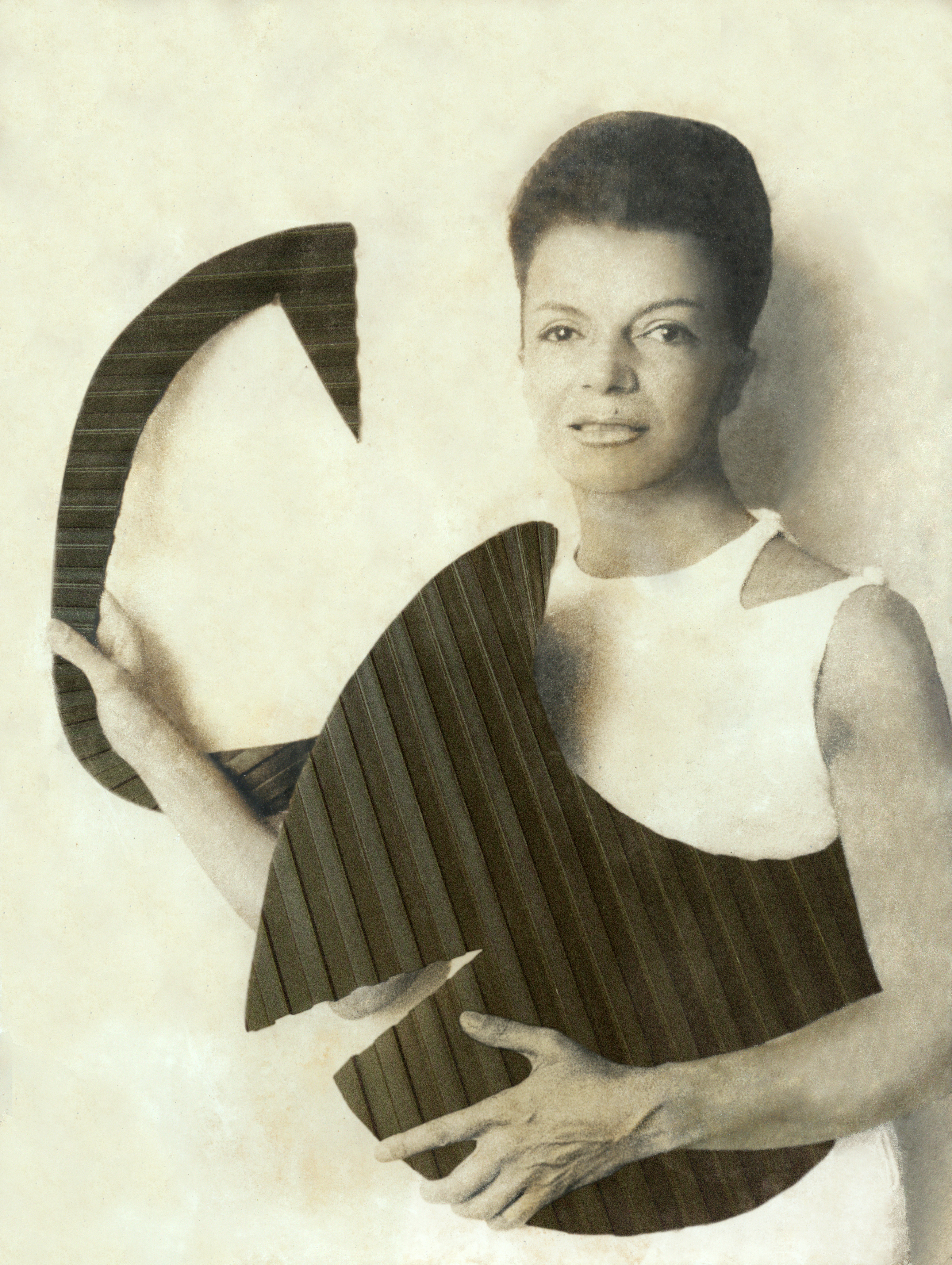 Lygia Clark com sua "Obra Mole", 1964