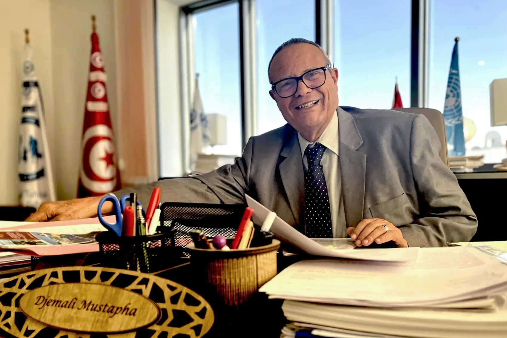 Persona dietro una scrivania