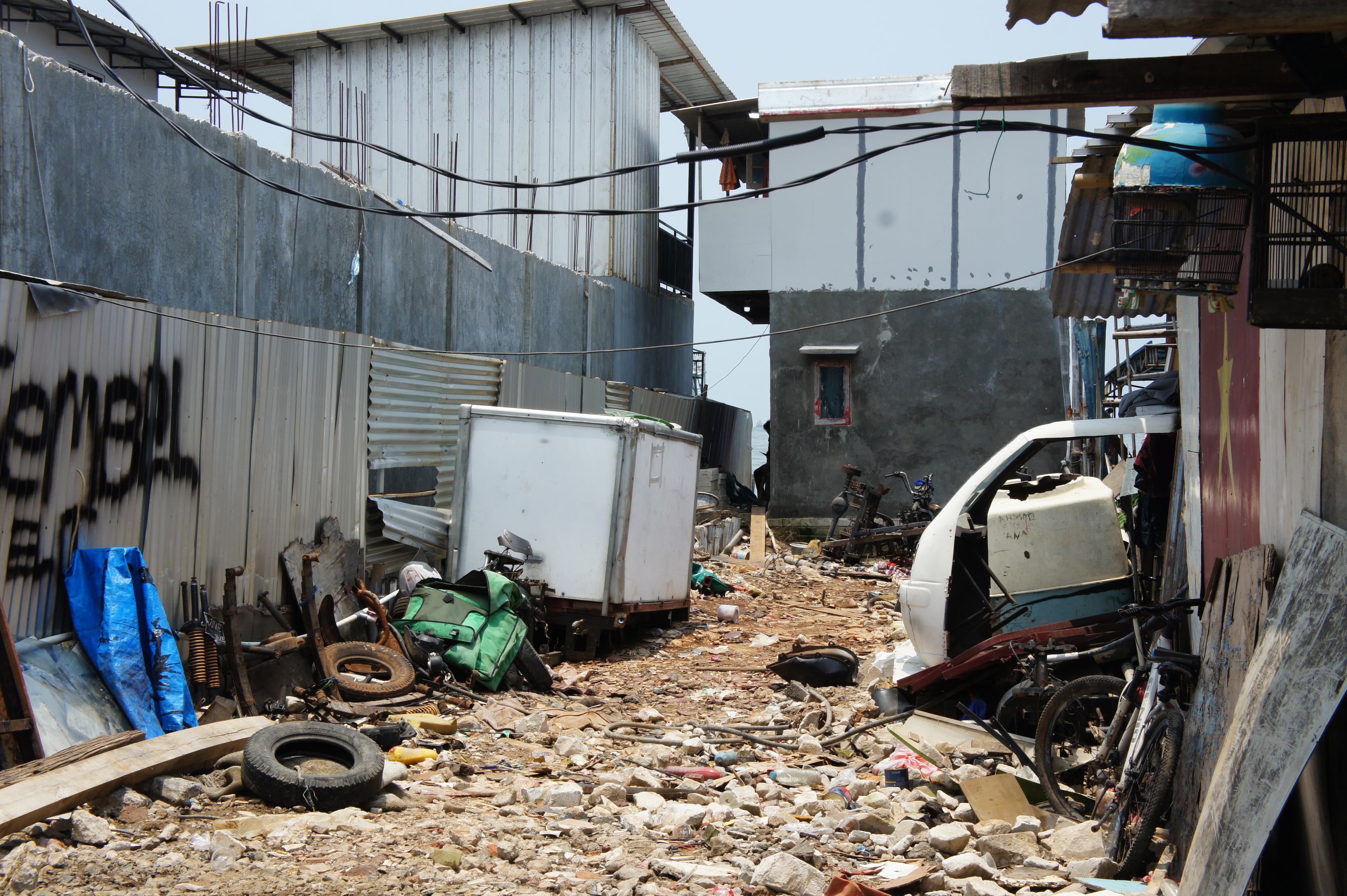 Des maisons et la mer de Java, à Muara Angke, Jakarta.