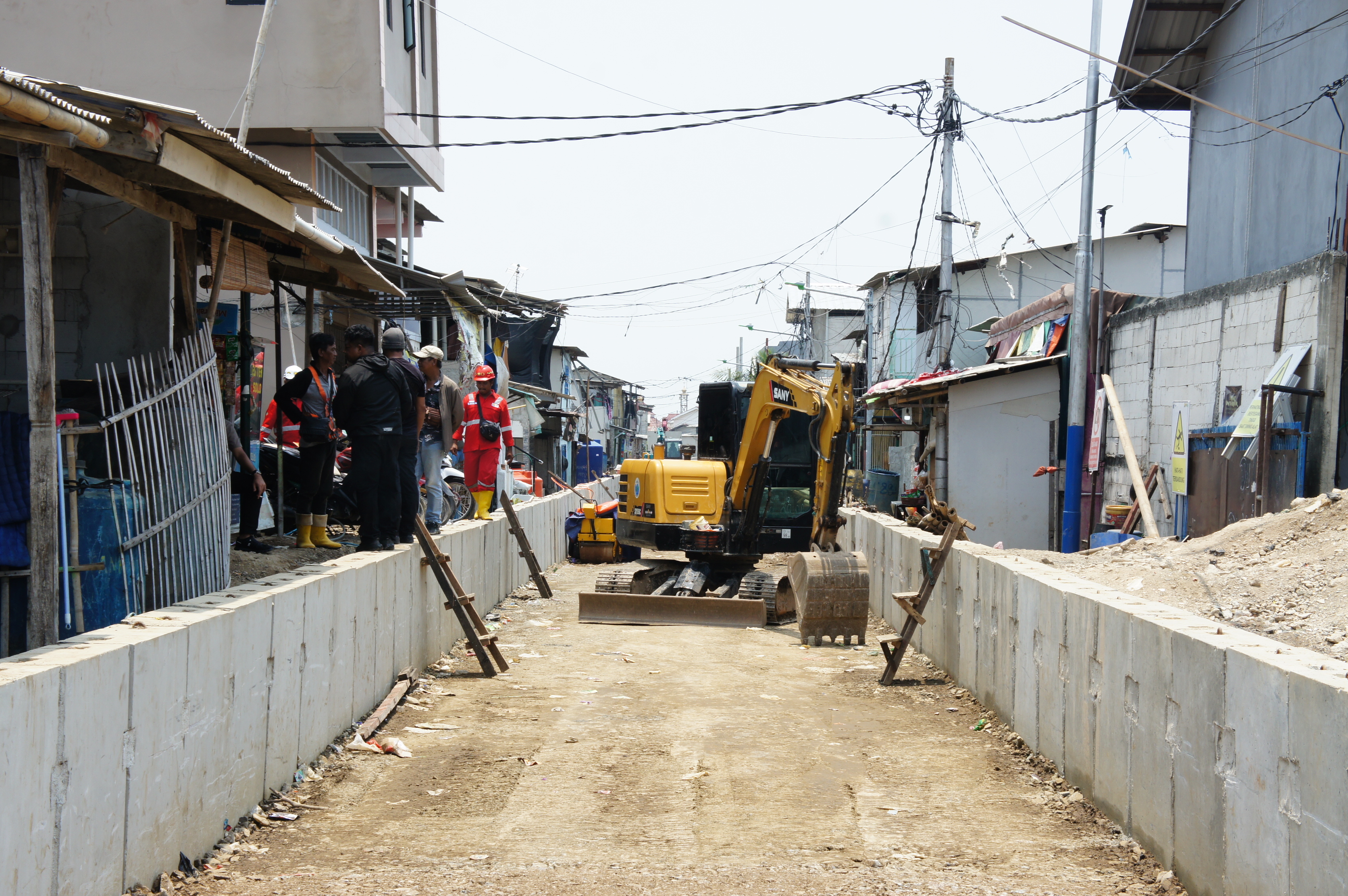 Un chantier sur une ruelle de Muara Angke, à Jakarta.