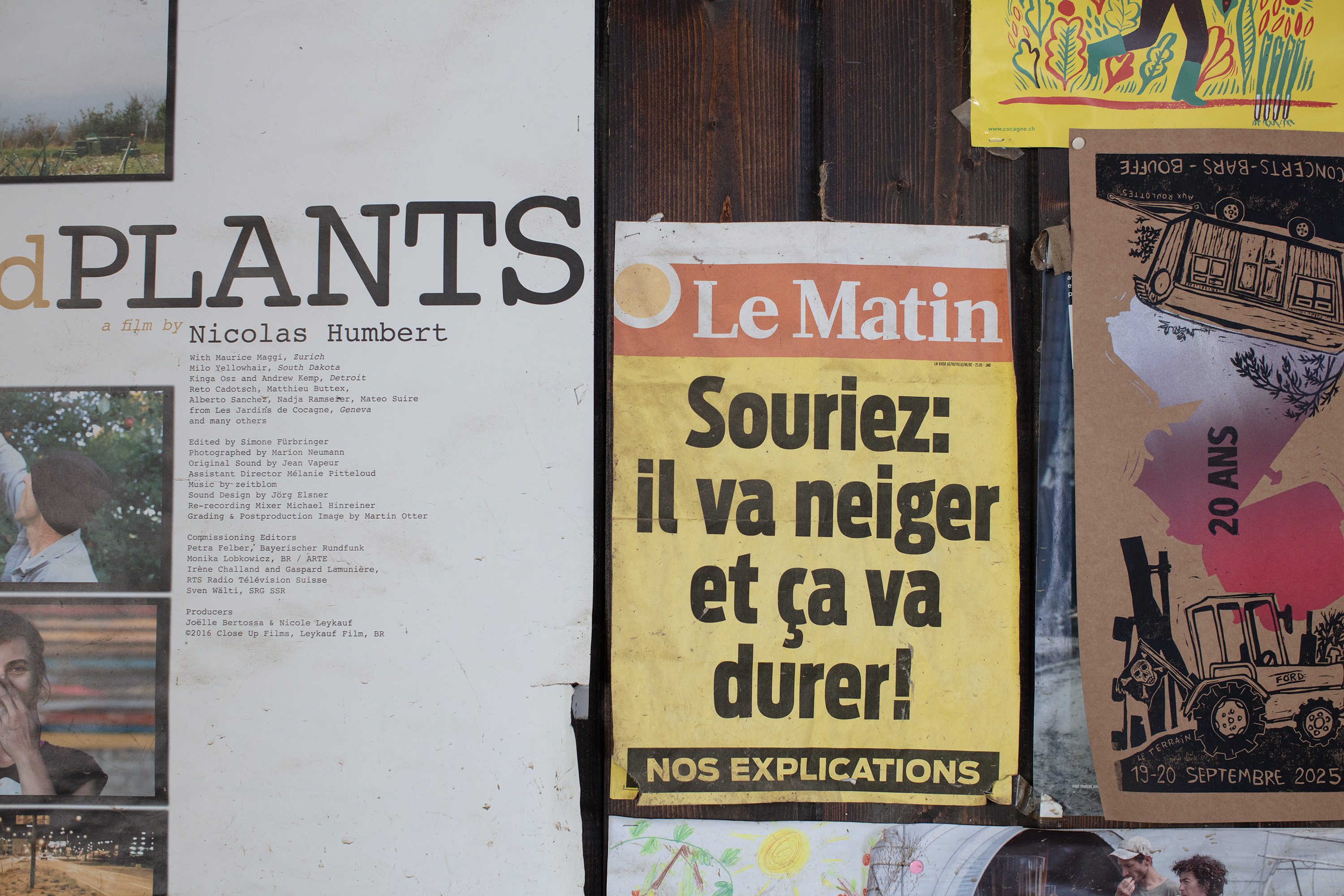 Zeitungsausschnitte an der Wand der Hütte