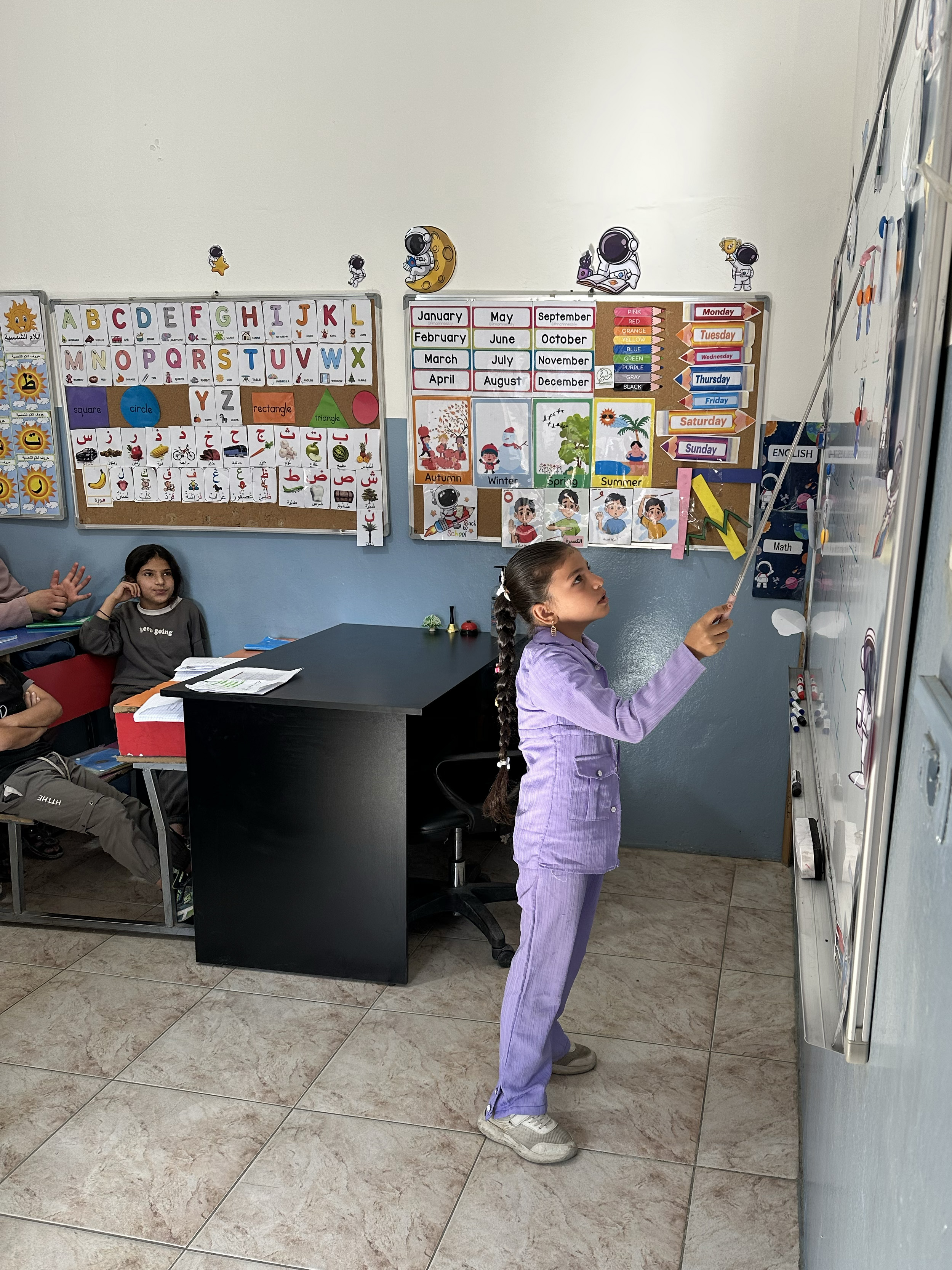 Une fille dans une salle de classe
