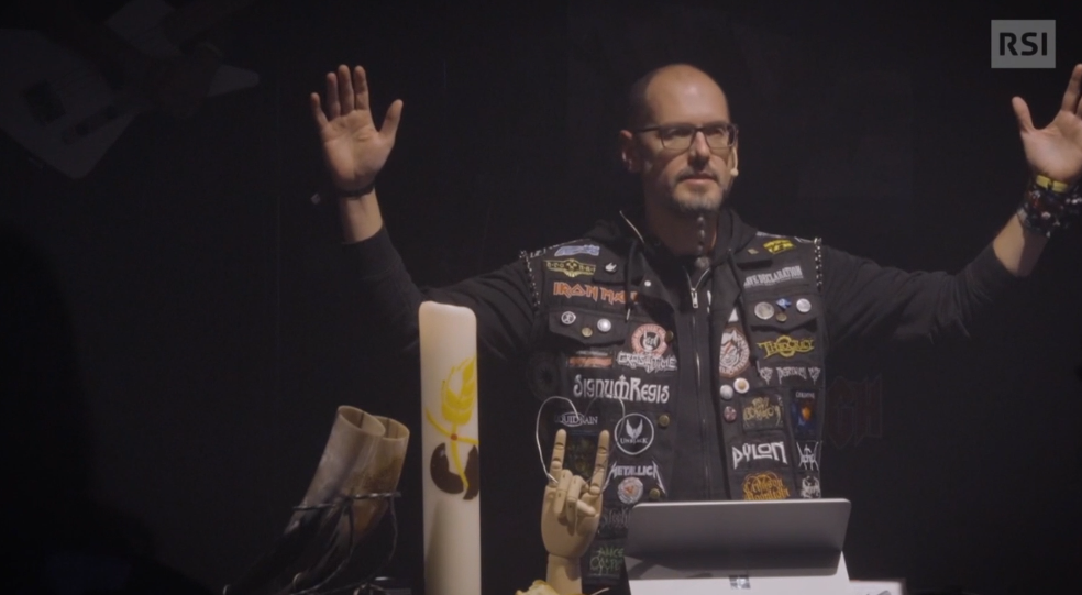 pastore della chiesa metal vestito da metallaro durante una messa