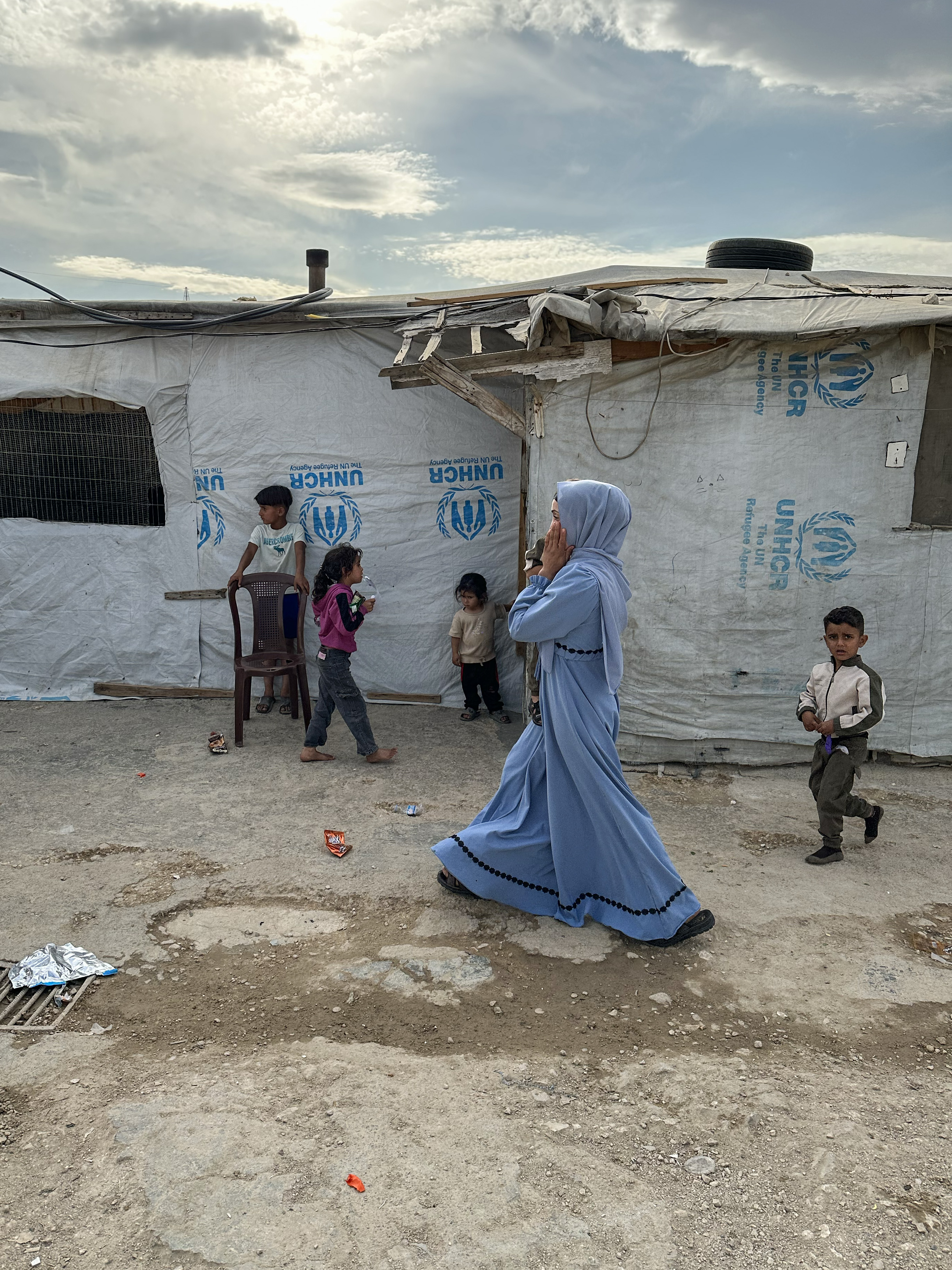 Enfants devant une tente avec l'inscription Unicef