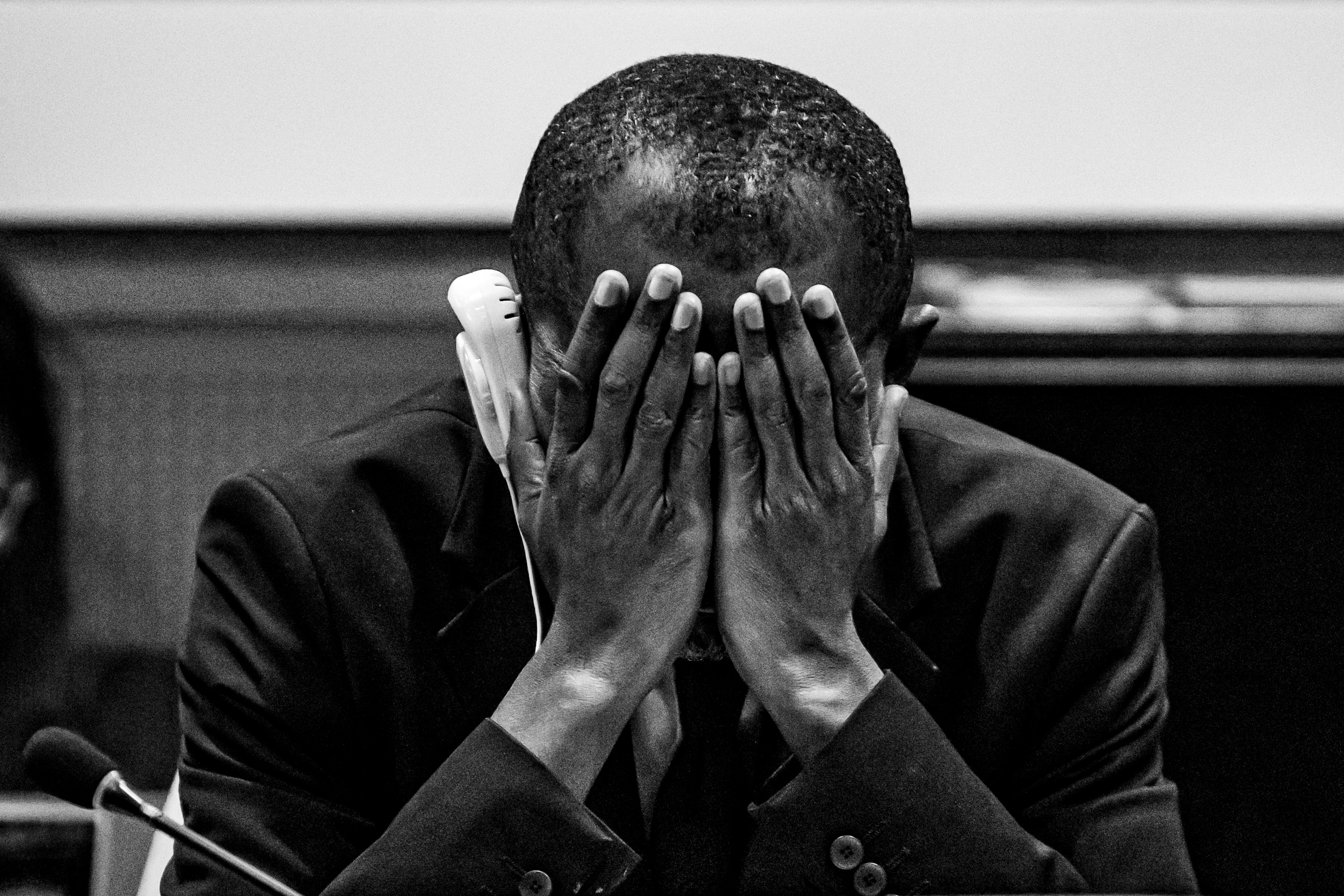 اليدين على الوجه