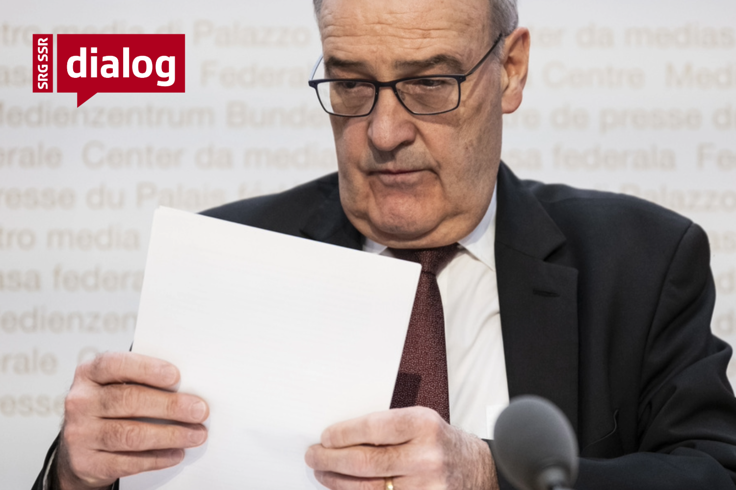 Der Schweizer Bundesrat Guy Parmelin bereitet sich darauf vor, an einer Pressekonferenz über die neuen Importzölle in die USA zu informieren, am Freitag, 14. November 2025, in Bern, Schweiz.